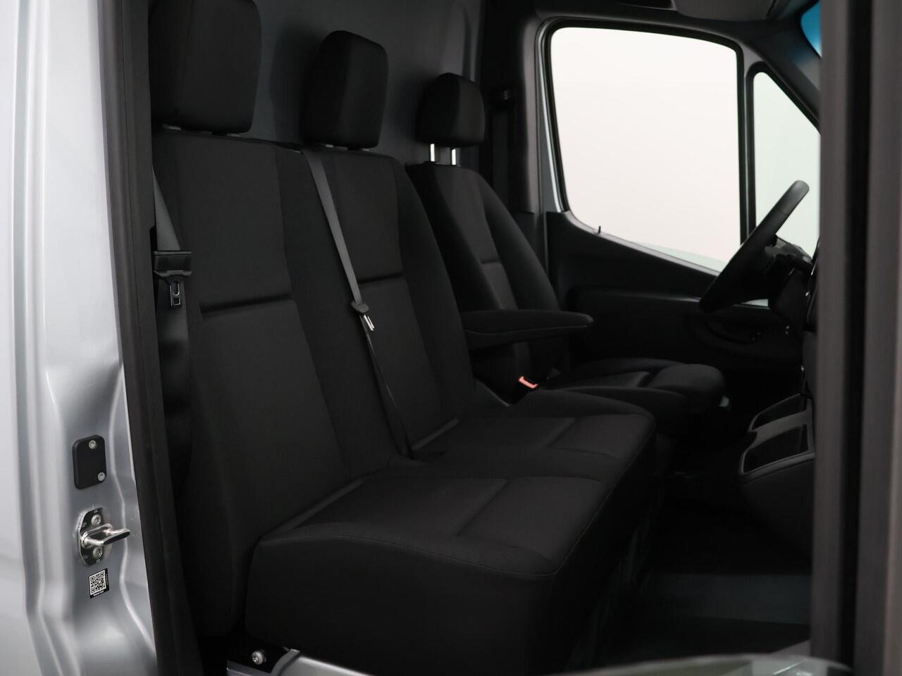 Mercedes-Benz eSprinter 314 L2 H2 PRO | 81 kWh | 100% elektrisch | 2000kg Trekhaak | 115Kw/u DC Snelladen | Smartphone integratie pakket | Carplay | Camera | Comfort bestuurdersstoel |