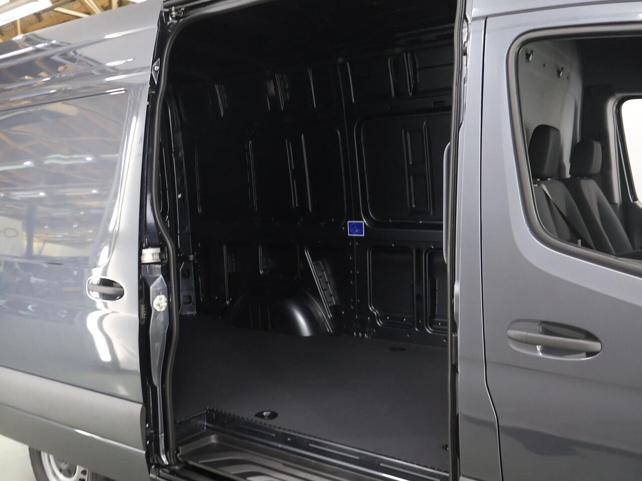 Mercedes-Benz eSprinter 314 L2 H2 RWD PRO 81kWh | Comfortbestuurdersstoel | Trekhaak | Smartphone integratie pakket | 115 kW Snelladen | Achteruitrijcamera | Standkachel |