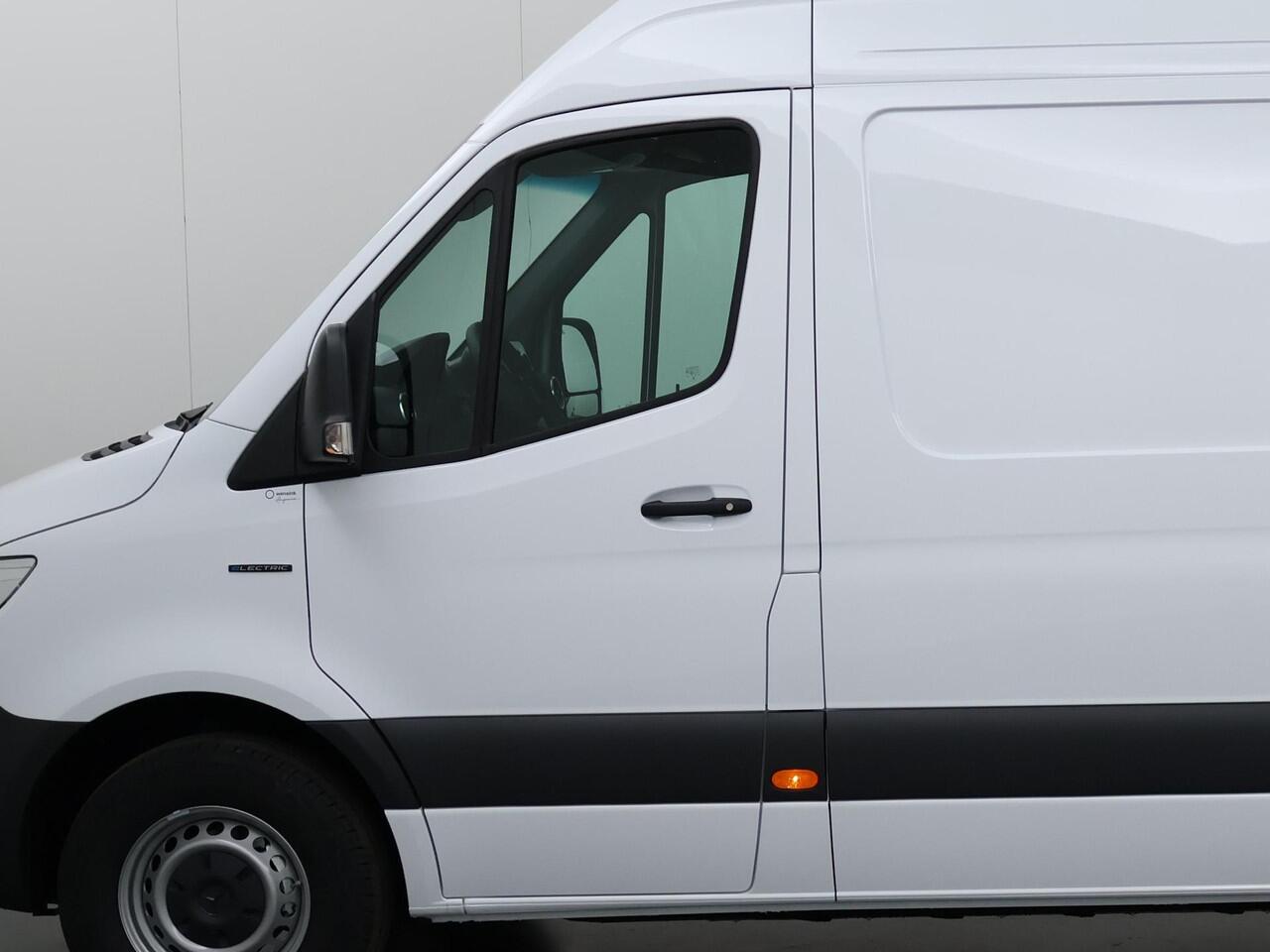 Mercedes-Benz eSprinter 414 L3 H2 Pro 81kWh | 4250 GVW | 270° Deuren | Comfortbestuurdersstoel | Smartphone integratie pakket | DC 115 kWh Snelladen |