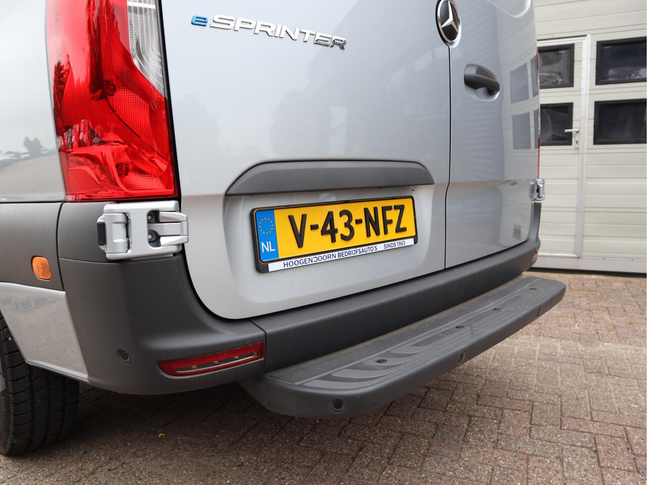 Mercedes-Benz eSprinter 314 RWD AC+DC Snelladen L2H2 New Model - 56 kWh - WLPT 181 km - LED