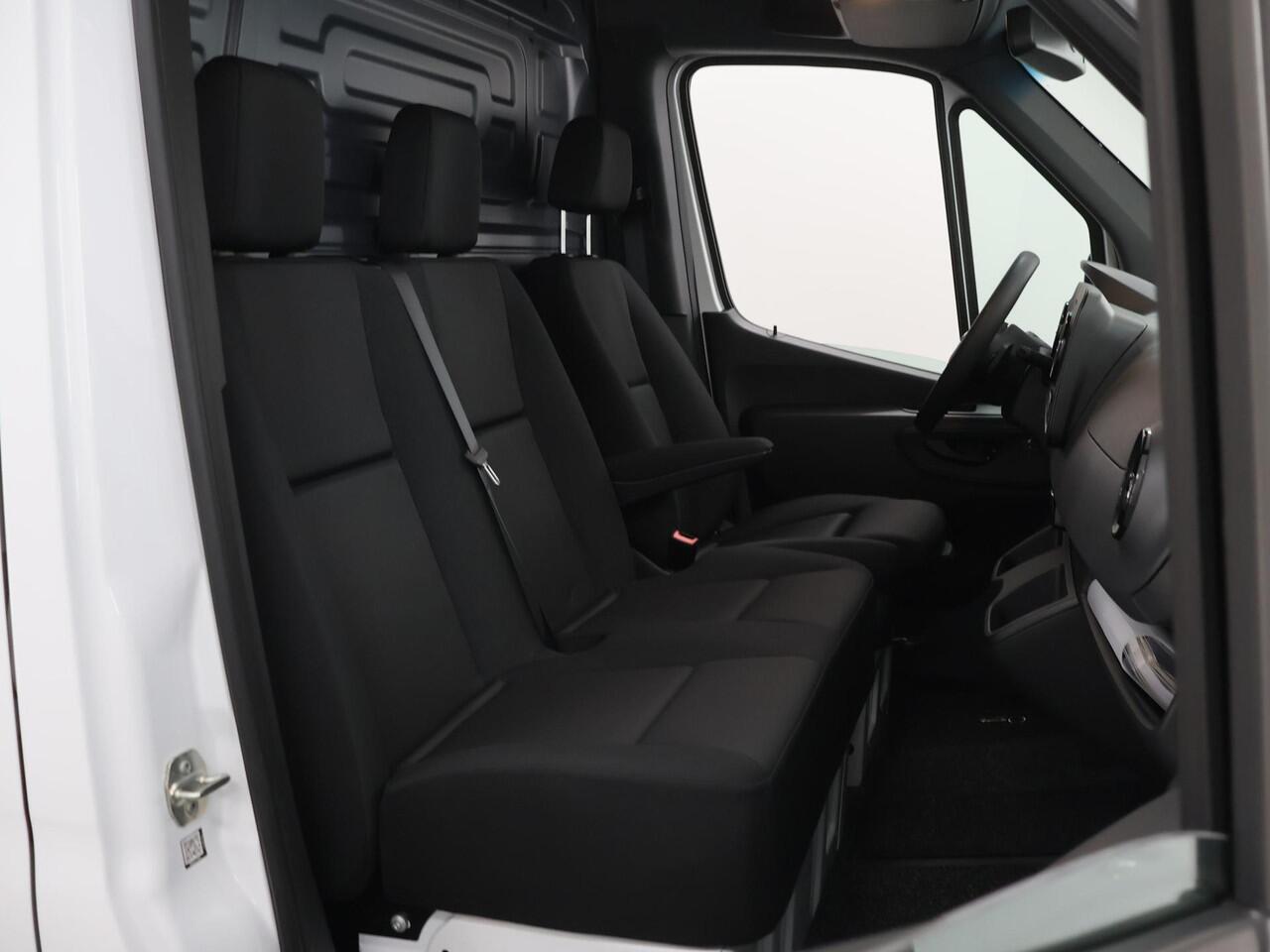 Mercedes-Benz eSprinter 414 L2 H2 RWD PRO 81kWh | Trekhaak | Smartphone integratie pakket | 115 kW Snelladen | Achteruitrijcamera | Standkachel | Stoelverwarming |