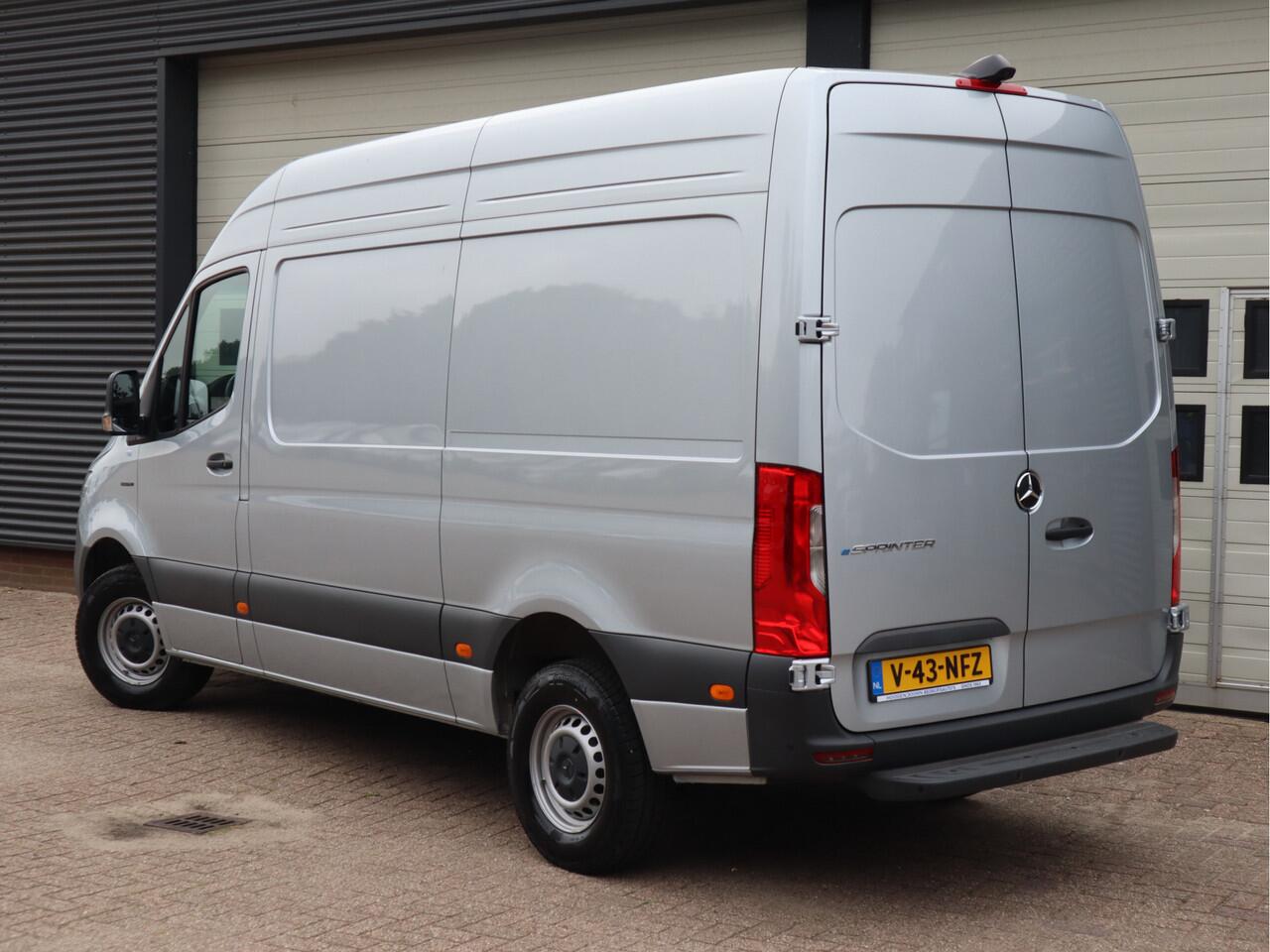 Mercedes-Benz eSprinter 314 RWD AC+DC Snelladen L2H2 New Model - 56 kWh - WLPT 181 km - LED
