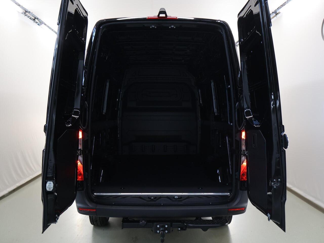 Mercedes-Benz eSprinter 314 L2 H2 PRO | 81 kWh | 100% elektrisch | 2000kg Trekhaak | 115Kw/u DC Snelladen | Smartphone integratie pakket | Carplay | Camera | Comfort bestuurdersstoel |