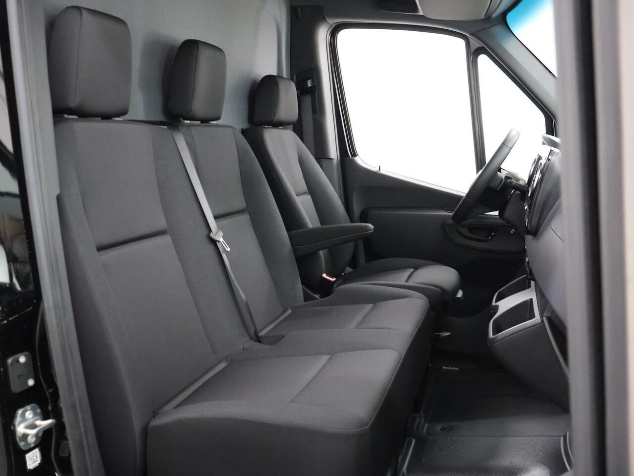 Mercedes-Benz eSprinter 414 GB L2 H2 PRO | 81 kWh | 4250 GVW | 2000 KG Trekhaak | Cruise-Controle | MBUX | Achteruitrijcamera | DC laden 115 kW | Smartphone integratie pakket |