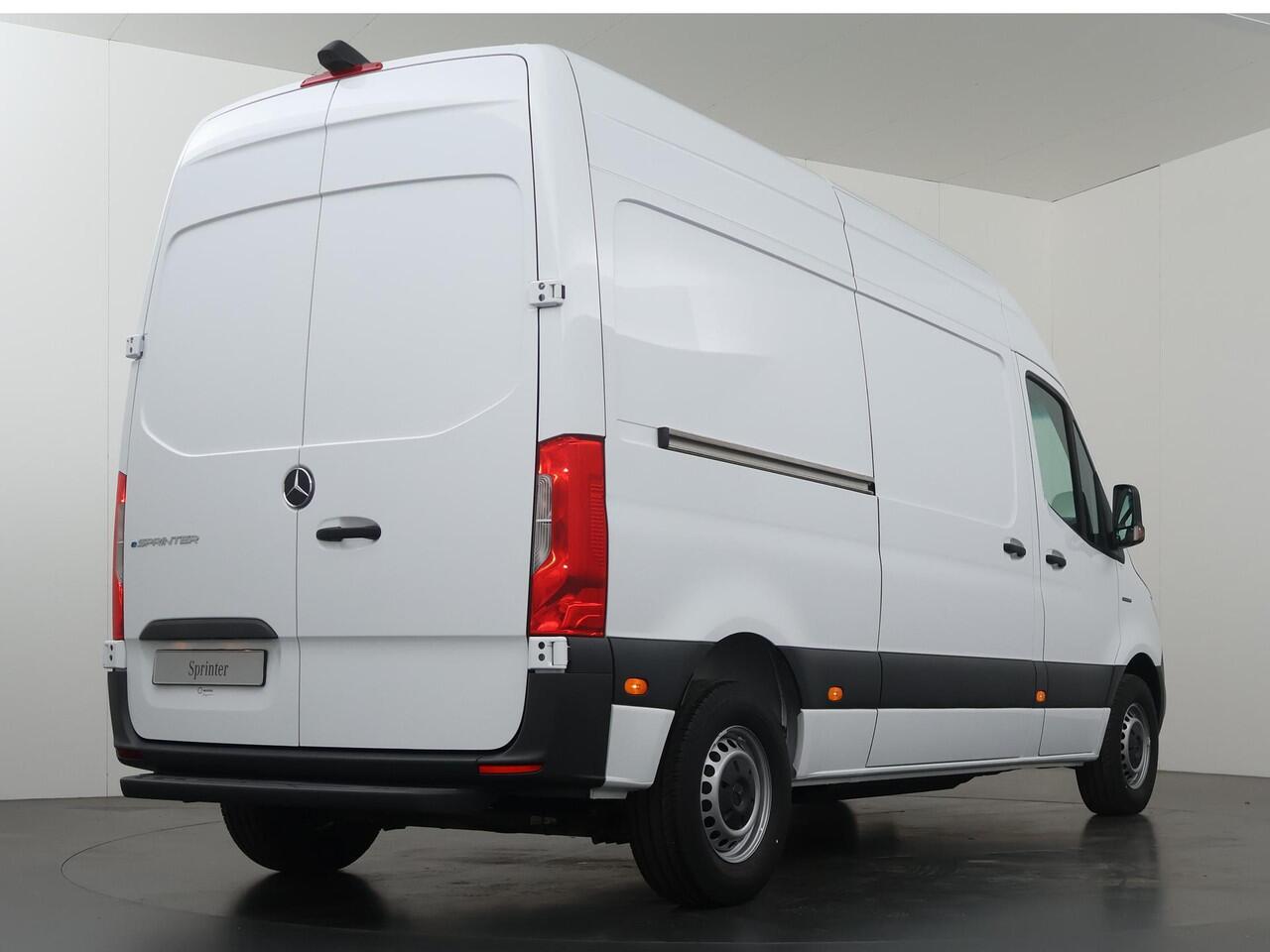 Mercedes-Benz eSprinter 414 L2 H2 RWD PRO 81kWh | Trekhaak | Smartphone integratie pakket | 115 kW Snelladen | Achteruitrijcamera | Standkachel | Stoelverwarming |