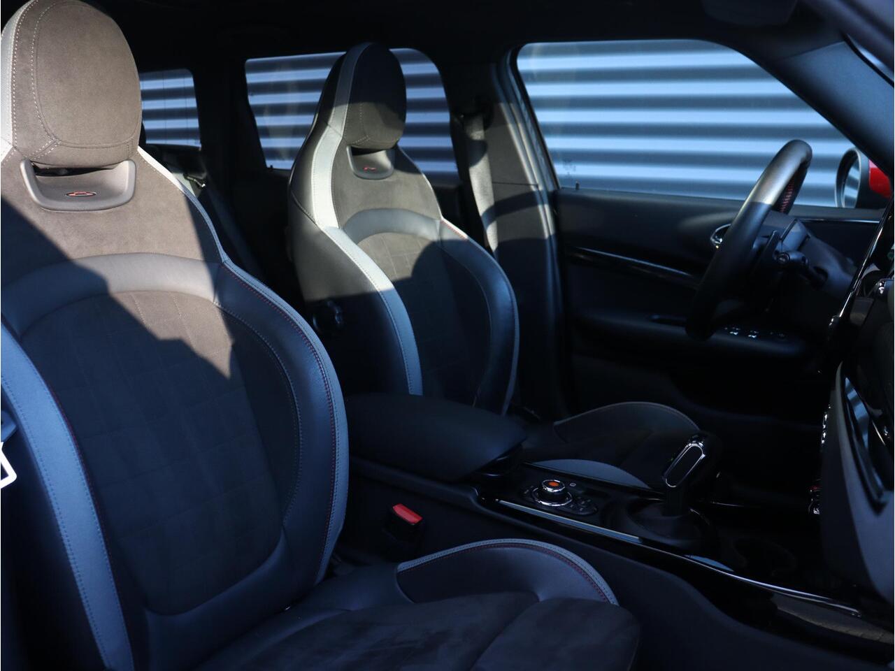 Mini CLUBMAN JCW ALL4 | Chili + Panodak + Adaptive Cruise Control + Harman Kardon + Apple Carplay + Comfort Acces + Adaptief Onderstel + 18'' LMV