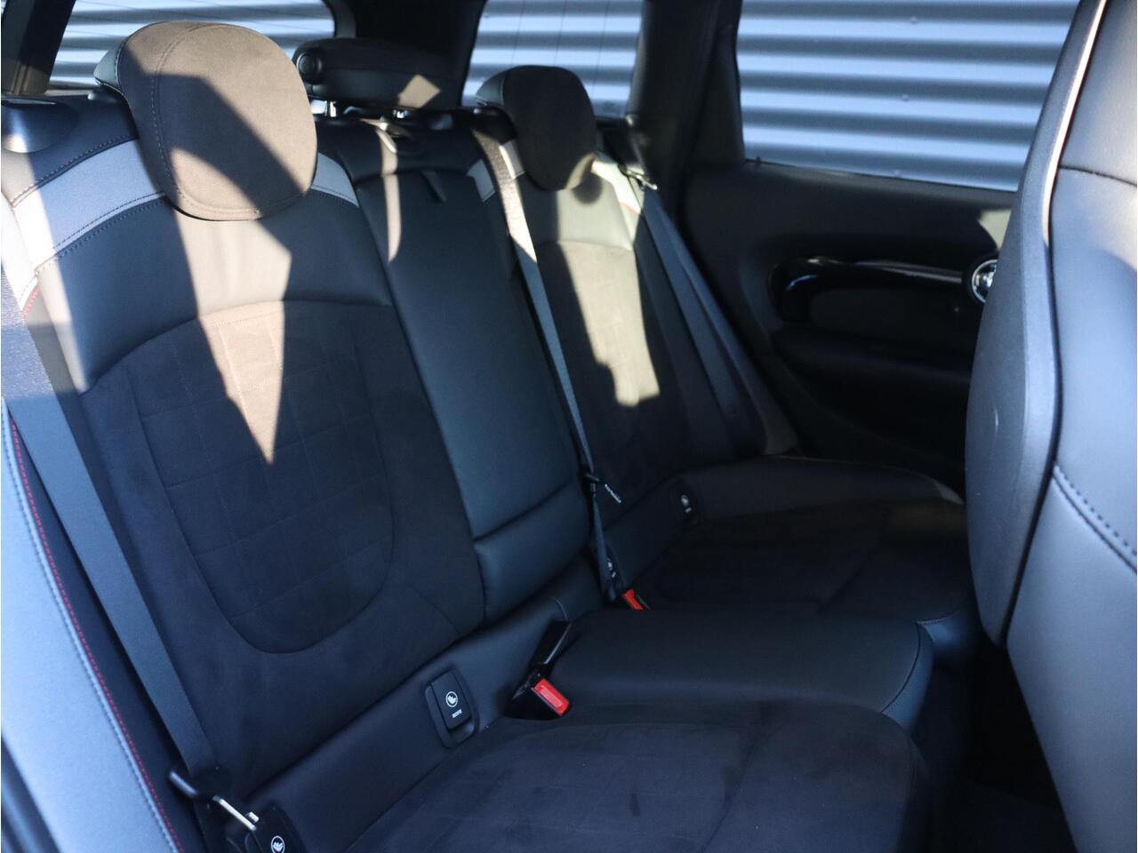 Mini CLUBMAN JCW ALL4 | Chili + Panodak + Adaptive Cruise Control + Harman Kardon + Apple Carplay + Comfort Acces + Adaptief Onderstel + 18'' LMV