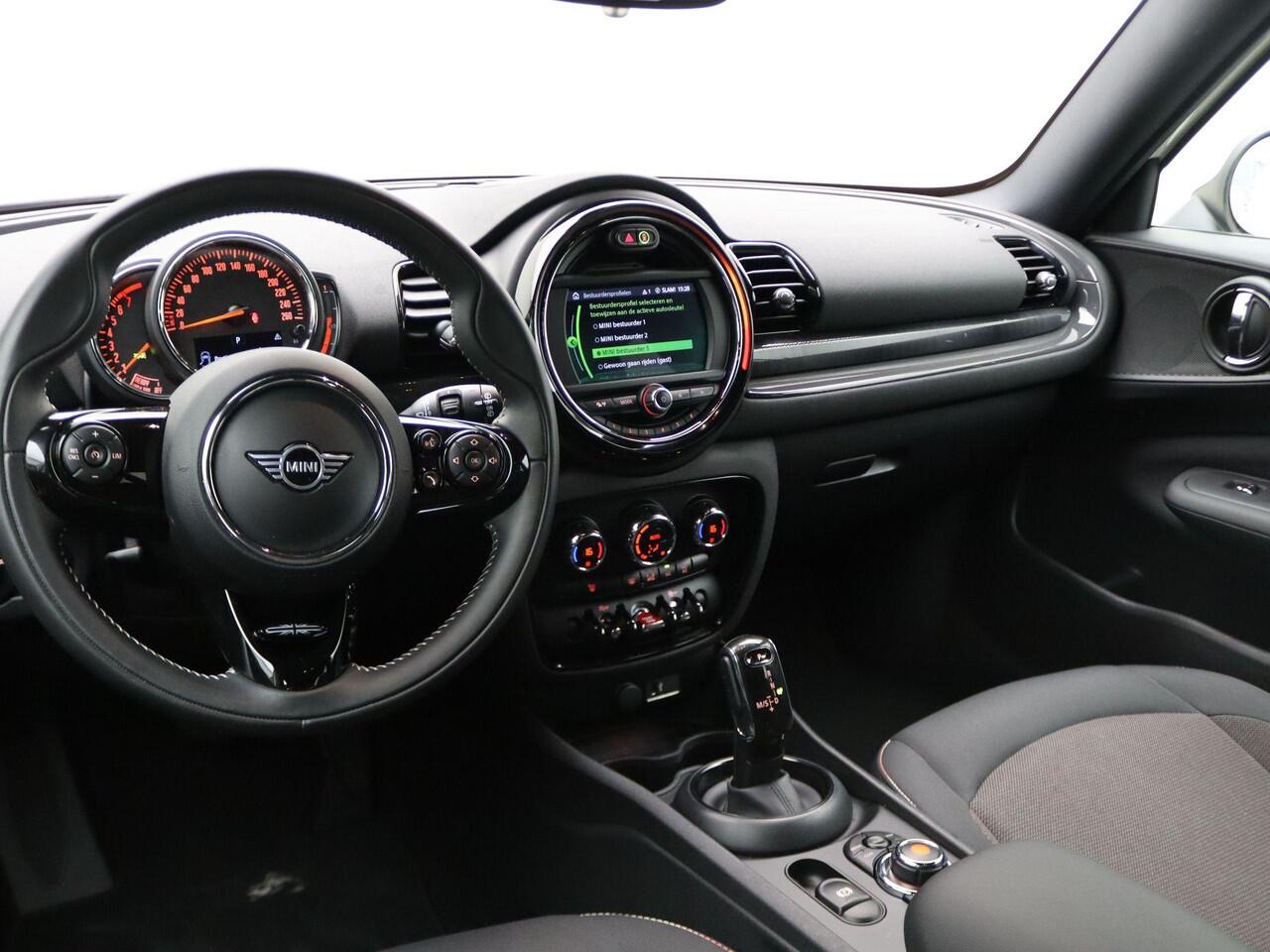 Mini CLUBMAN One Business Edition Connected Navigation + PDC + Cruise Control +17''