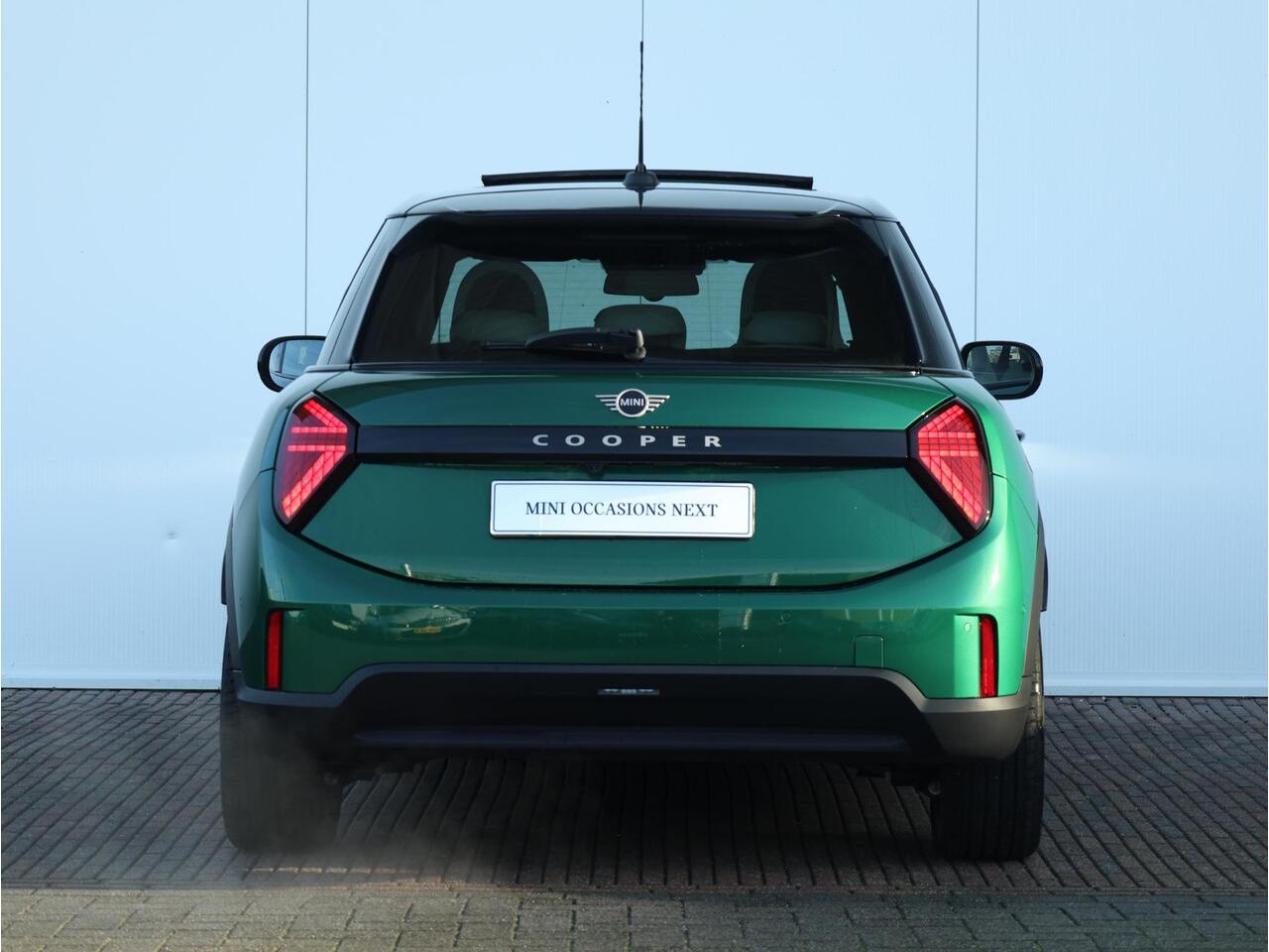 Mini COOPER Mini 1.5 C Favoured L Panoramadak/ Harman-Kardon/ Head-Up/ Comfort Access/ Stuurwielverwarming/ Stoelverwarming/ Getint Glas