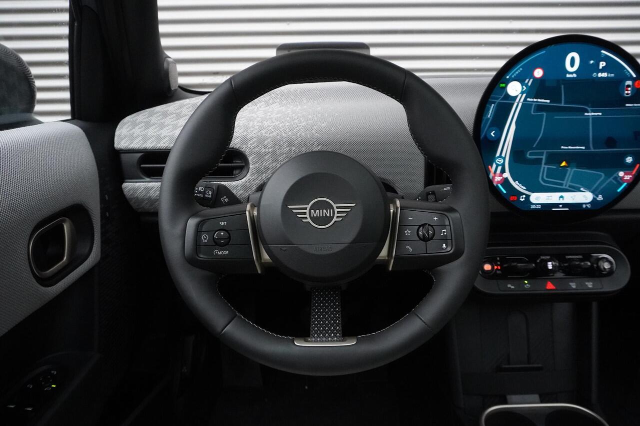 Mini COOPER 5-deurs C Favoured Trim | Pakket L | Glazen panoramadak | Driving Assistant | Parking Assistant Plus | HIFI System Harman Kardon