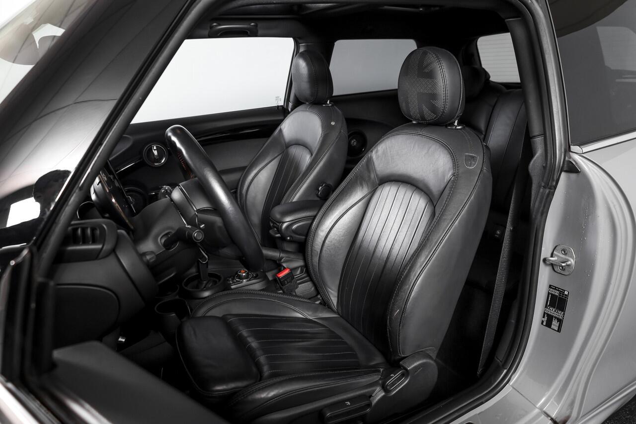 Mini COOPER Mini 1.5 Classic - Automaat Orig. NL | John Cooper Works Pakket | S/K Panodak | Dig.Cockpit | Cruise | PDC | Stoelverw. | ECC | NAV + App.Connect | LM 17" |