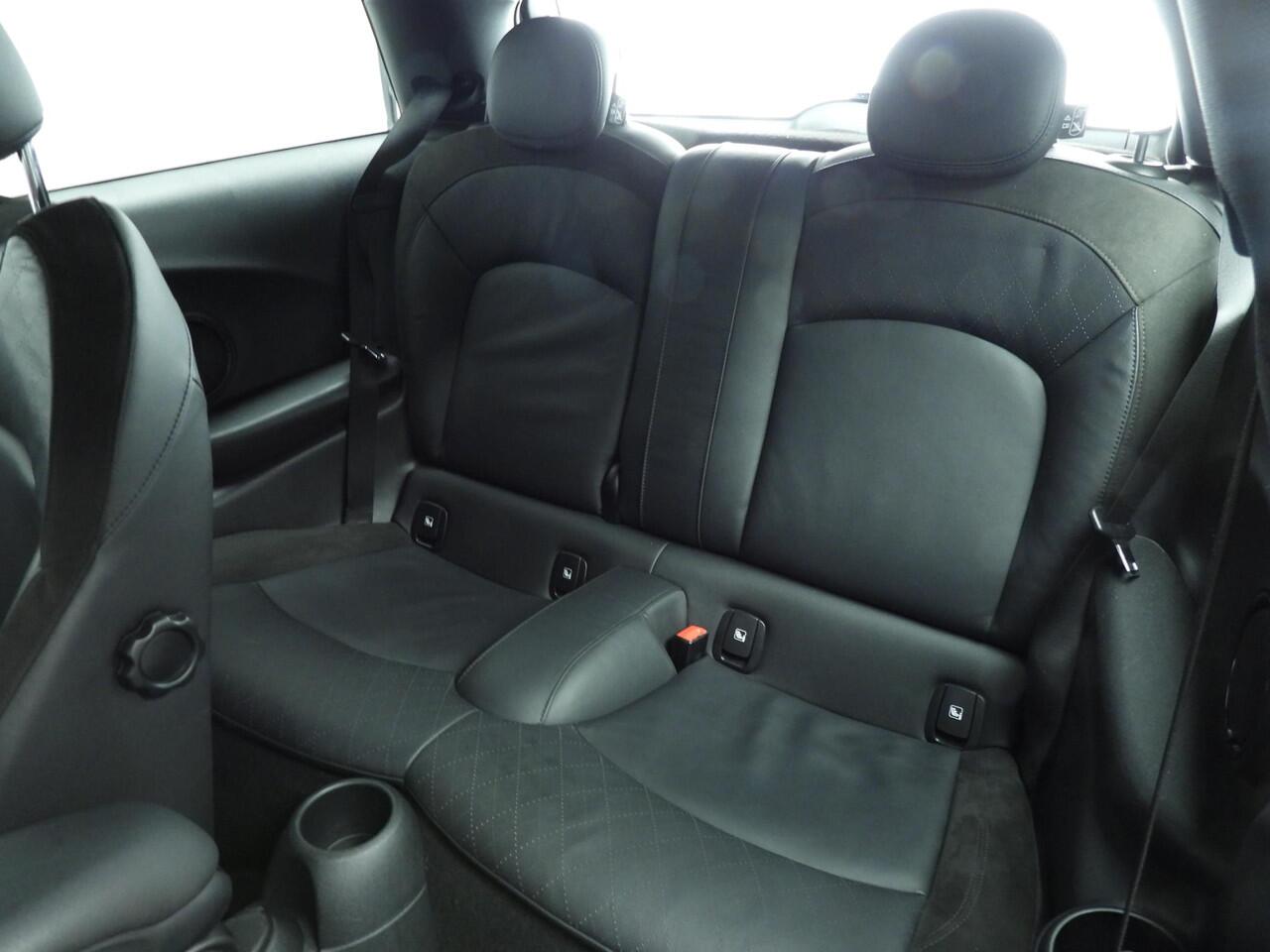 Mini COOPER 3-deurs Camden Go Edition / Automaat / Leder / Sportstoelen / LED / Stoelverwarming / Climate / Alu wielen 17 inch black