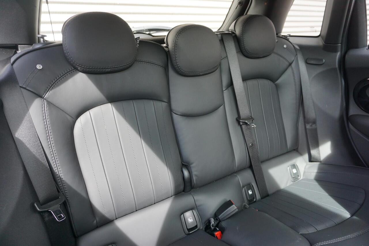 Mini COOPER 5-deurs C MINI Yours Uitvoering | 17" LM Roulette Spoke two-tone | Glazen panoramadak | Achteruitrijcamera | Driving Assistant