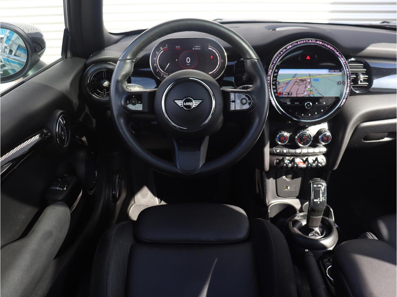 Mini COOPER 3-deurs | Classic + Comfort Plus Pakket + Panodak + Trekhaak (Fietsendrager) + Sportstoelen + Apple Carplay + Comfort Acces + Verwarmbare Voorstoelen + 17'' LMV