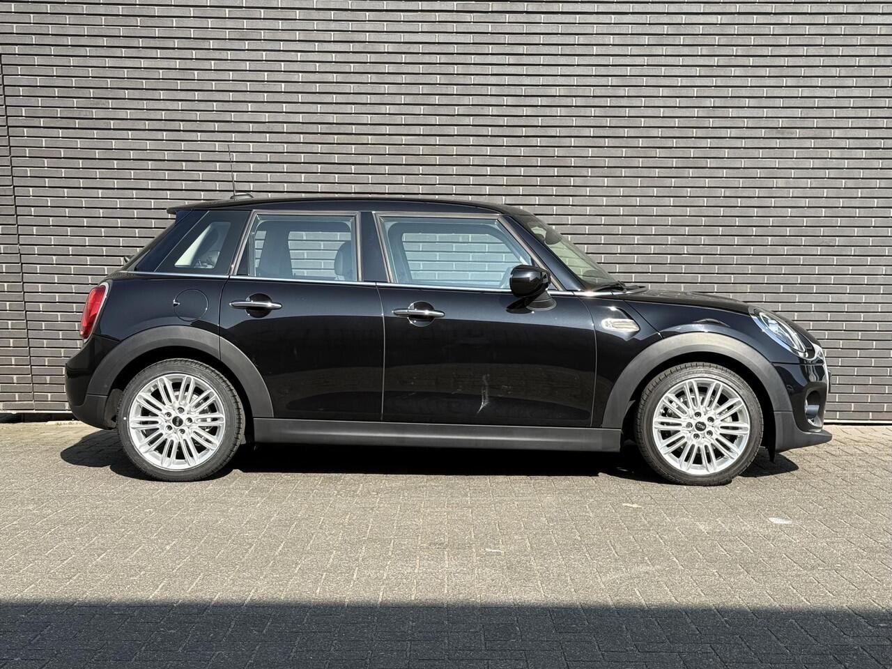 Mini COOPER Hatchback 5 deurs / Navigatie / Sportstoelen / Climate Control / LED / Cruise Control / 17 Inch / Chrome Line
