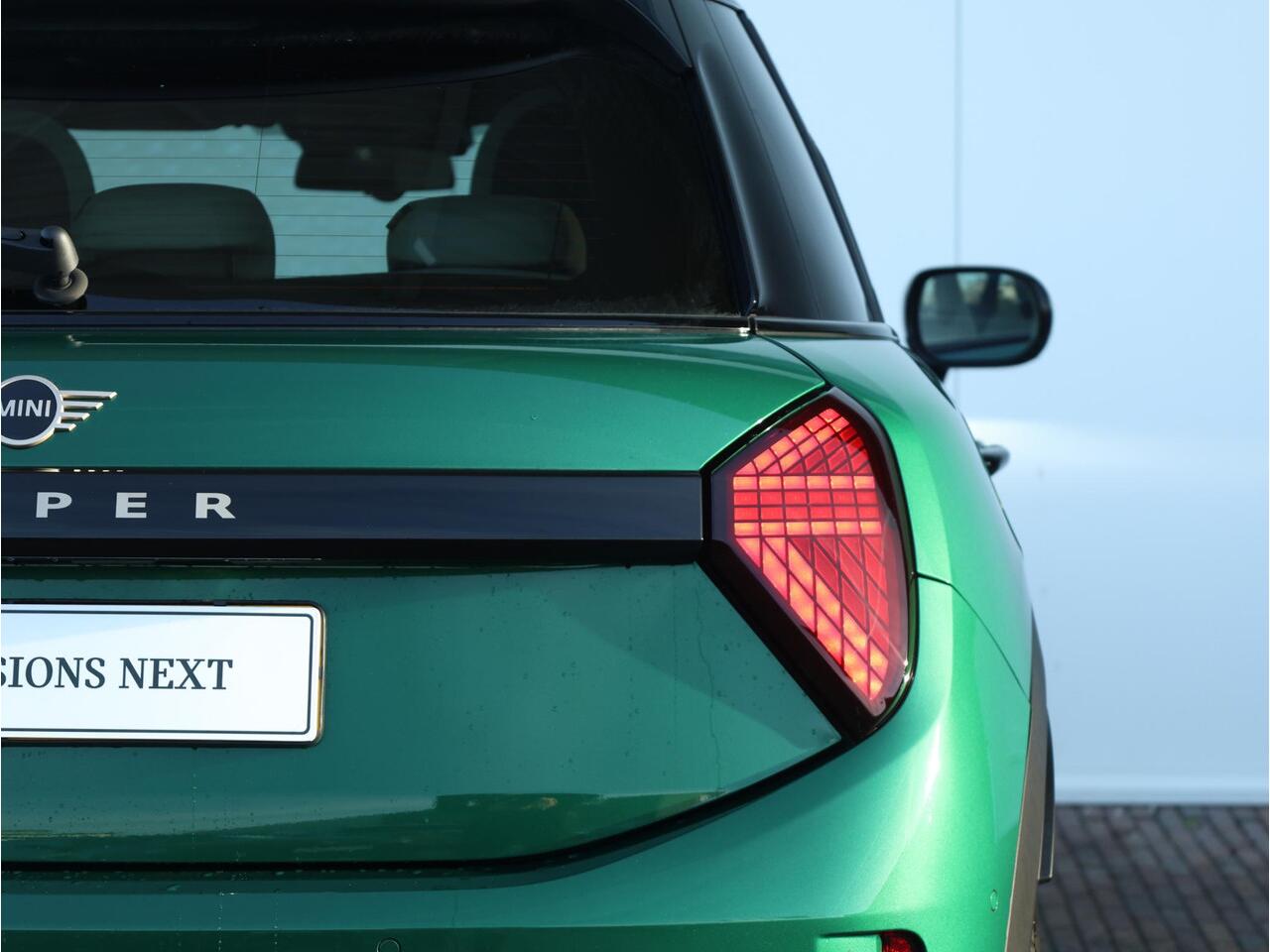 Mini COOPER Mini 1.5 C Favoured L Panoramadak/ Harman-Kardon/ Head-Up/ Comfort Access/ Stuurwielverwarming/ Stoelverwarming/ Getint Glas