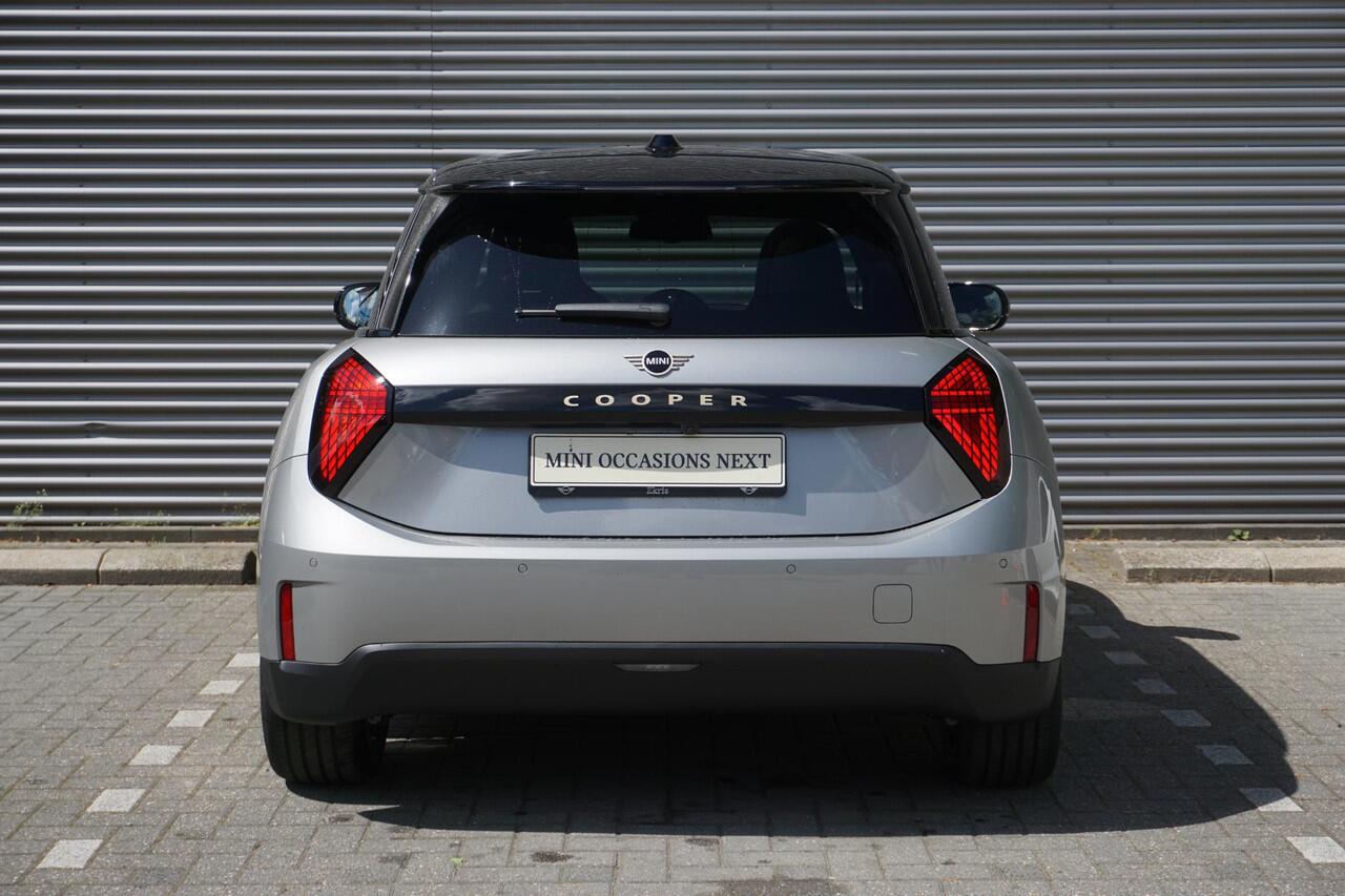 Mini COOPER 3-deurs E Favoured Trim | Pakket M | Comfort Access | Glazen panoramadak | MINI Head-Up Display | Parking Assistant | Driving Assistant