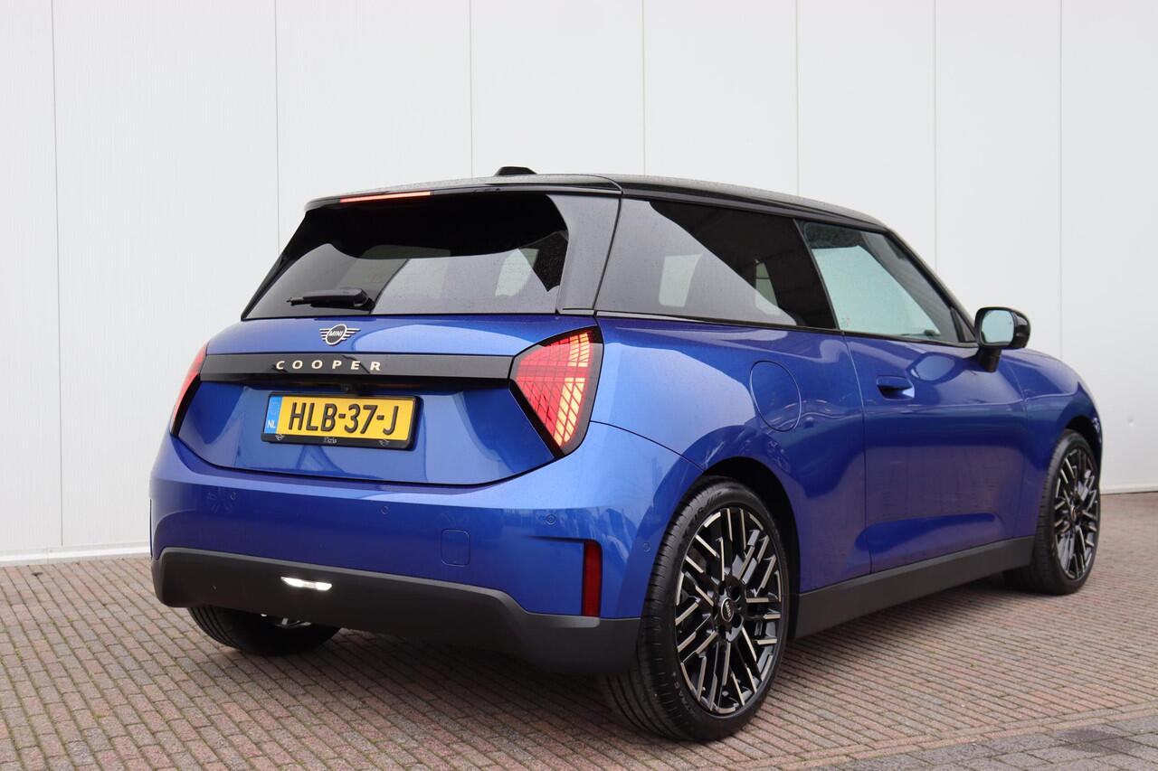 Mini COOPER 3-deurs E | Favoured L 18 inch/ Stuurwiel verwarming/ Comfort Access/ panoramadak/ Harman-Kardon/ Panoramadak