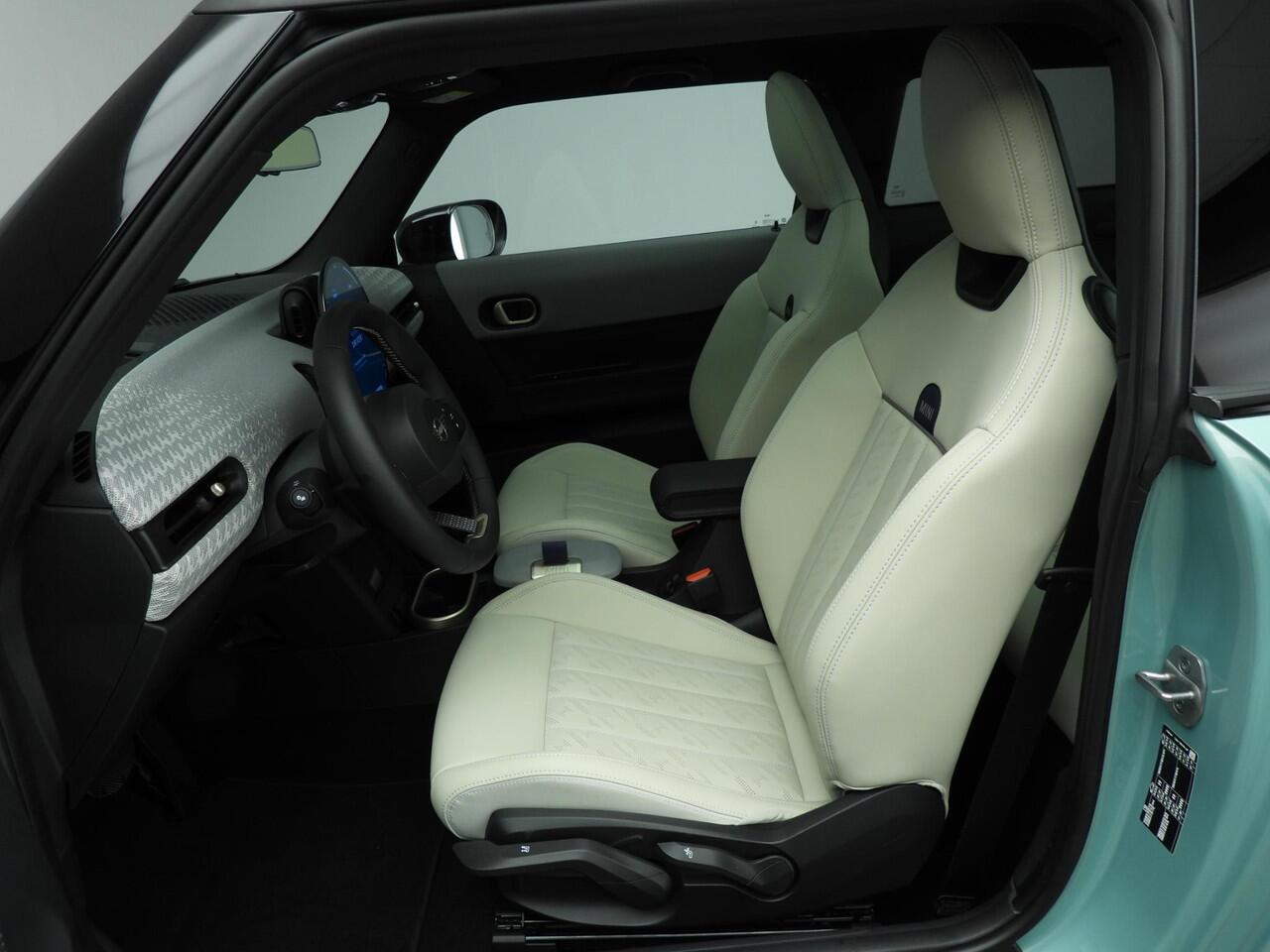 Mini COOPER 3-deurs C Automaat / Favoured Trim / Pakket M / Panoramadak / Park assist / Head-up / Alu wielen 18 inch