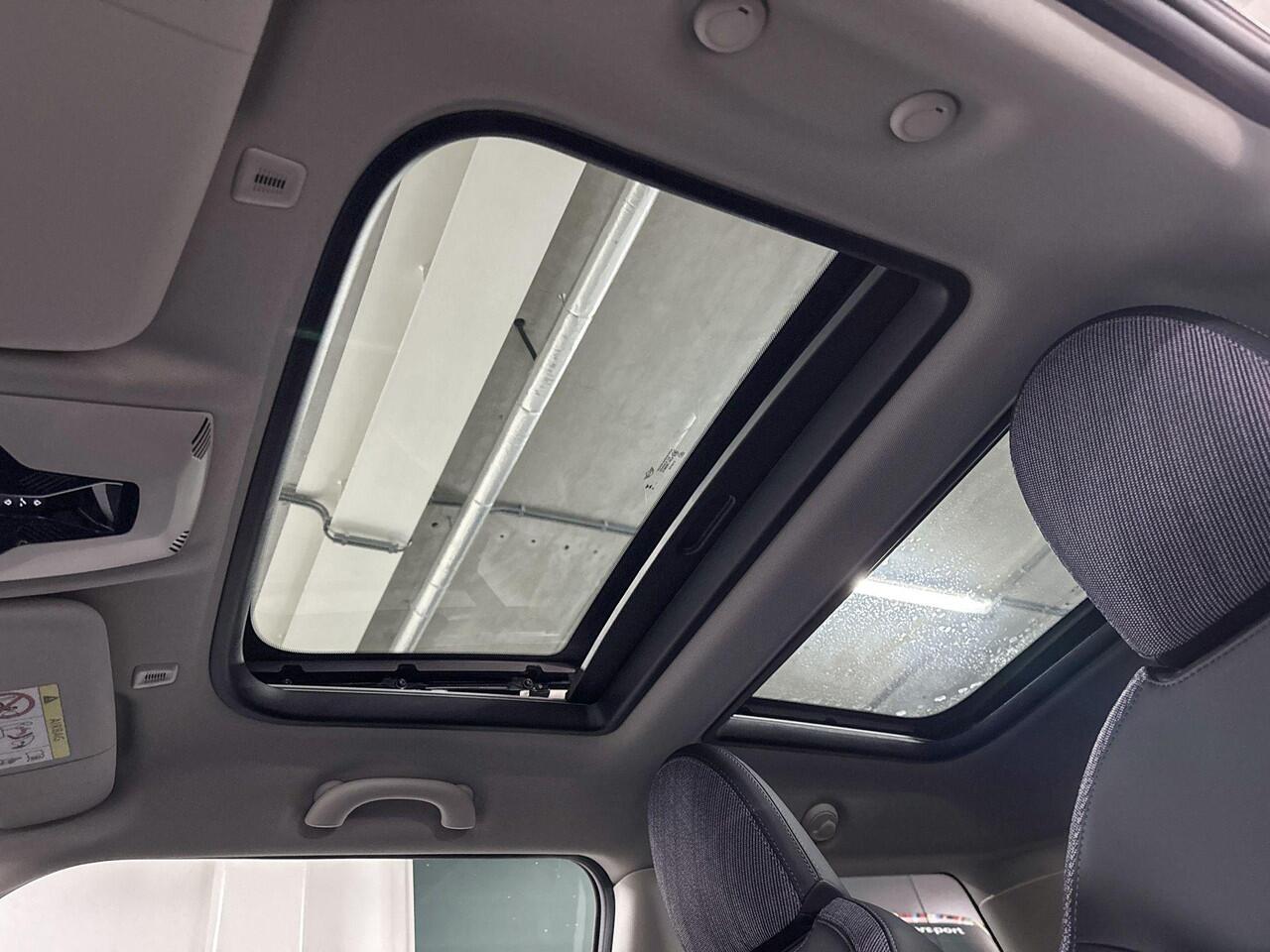 Mini COOPER C | Classic Uitvoering | Pakket M | Panorama dak | 17 inch Parallel Spoke 2-tone