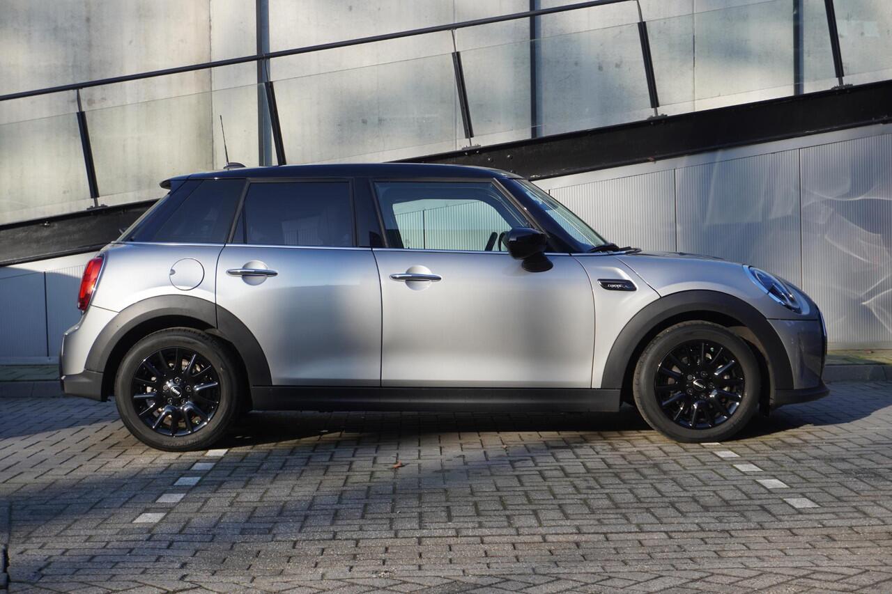 Mini COOPER 5-deurs C Classic Uitvoering | Leer Chester Satellite Grey | 16" LM Victory Spoke zwart | Park Distance Control achter (PDC) | LED-koplampen