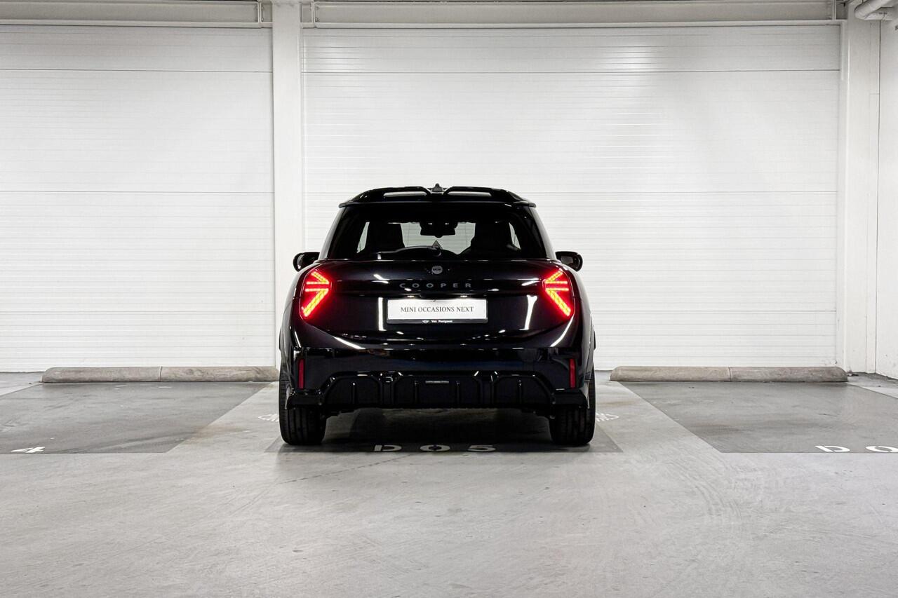 Mini COOPER C | John Cooper Works Uitvoering | Pakket M | 17" John Cooper Works Sprint Spoke Black | Selections