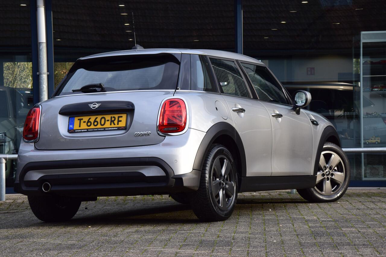 Mini COOPER Mini 1.5 136PK Camden Edition Automaat | BOVAG Garantie | Org. NL | Automatische Airco | Parkeer sensoren | All-season banden | Apple Carplay/Android Auto | LED koplampen |