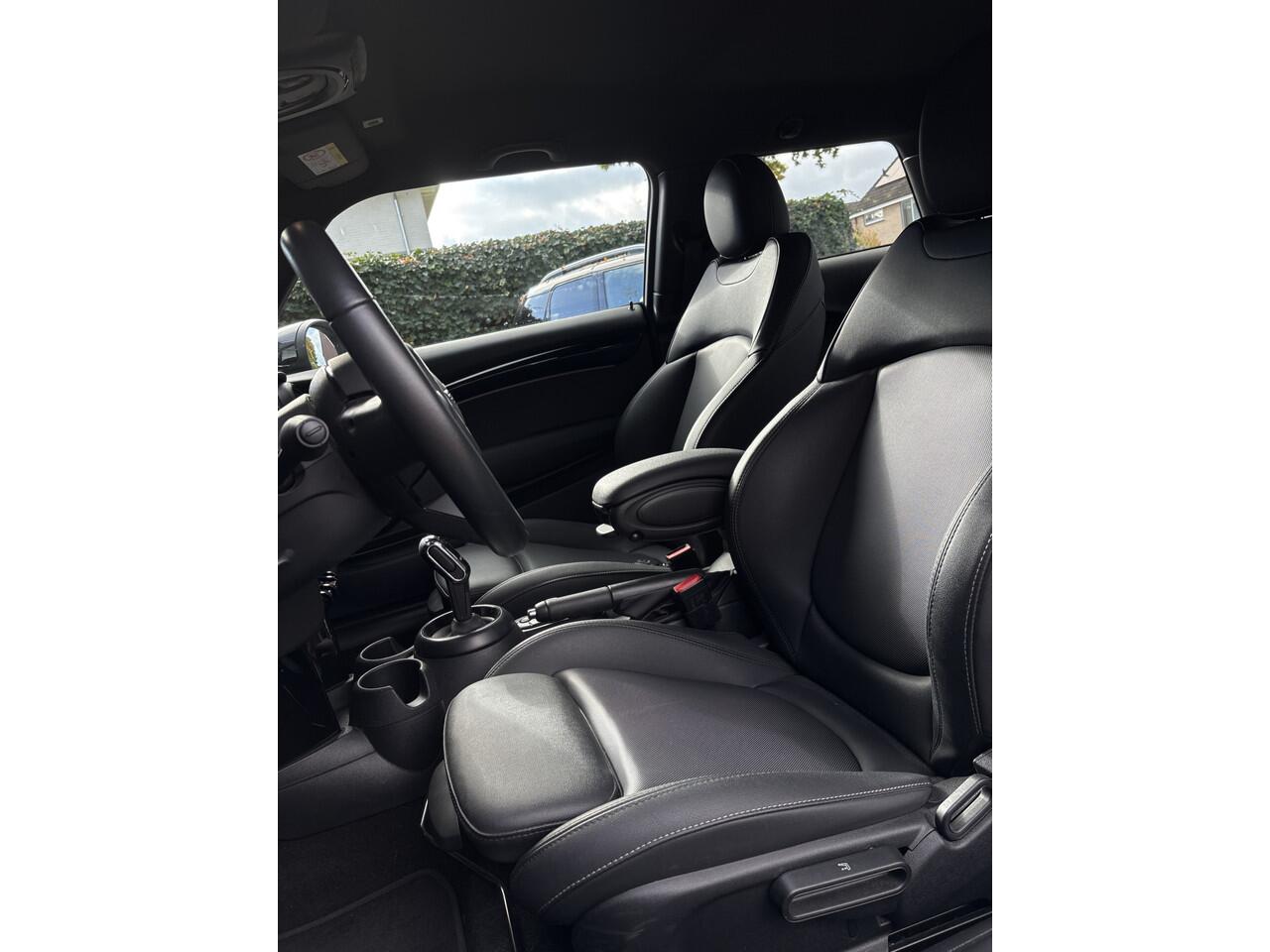 Mini COOPER Mini 1.5 Classic - Keyless - Navigatie - Stoelverwarming - Leder -