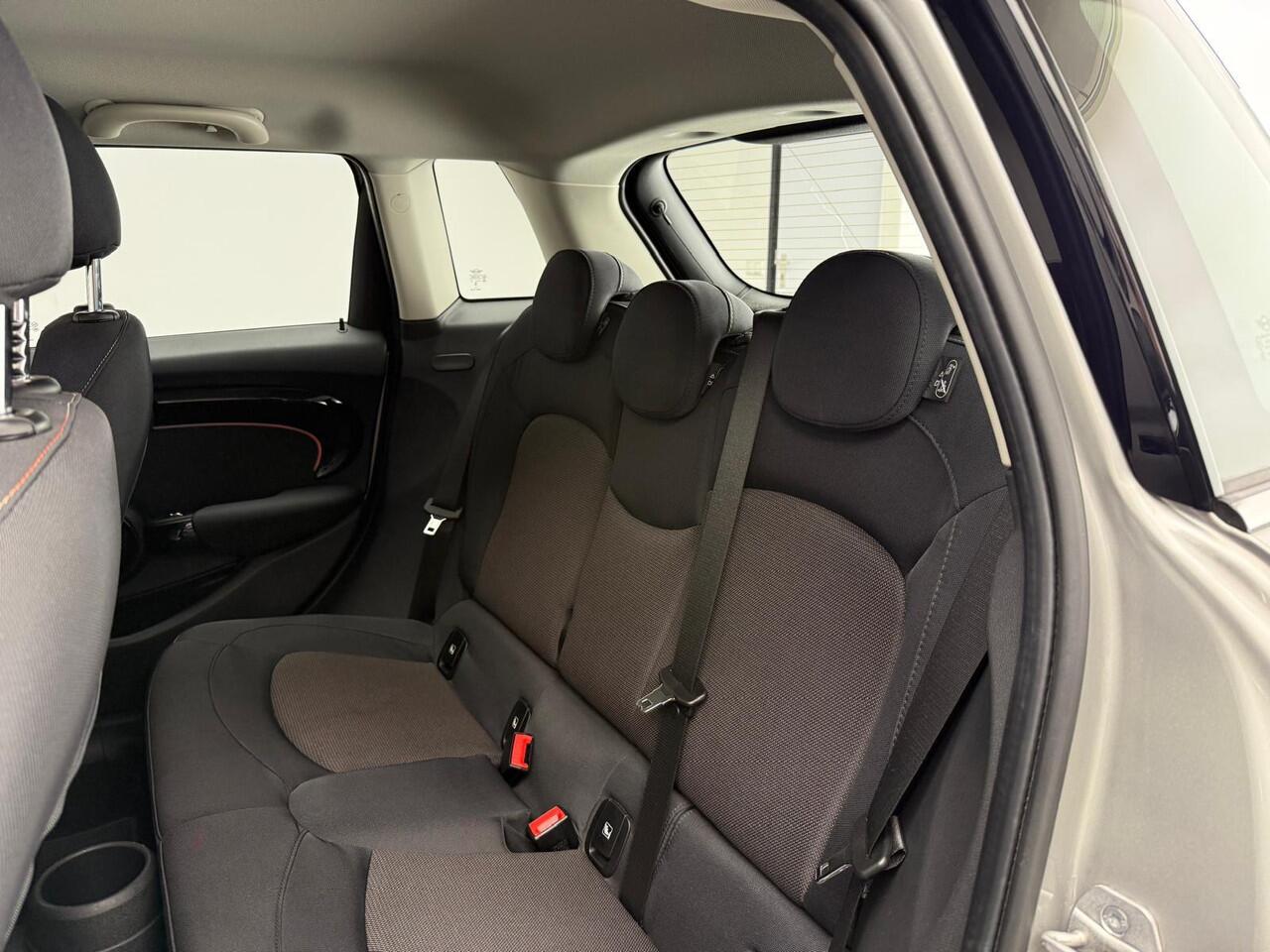 Mini COOPER 5-deurs Automaat / Climate / Cruise / PDC / LED / DAB / Navigatie / Alu wielen