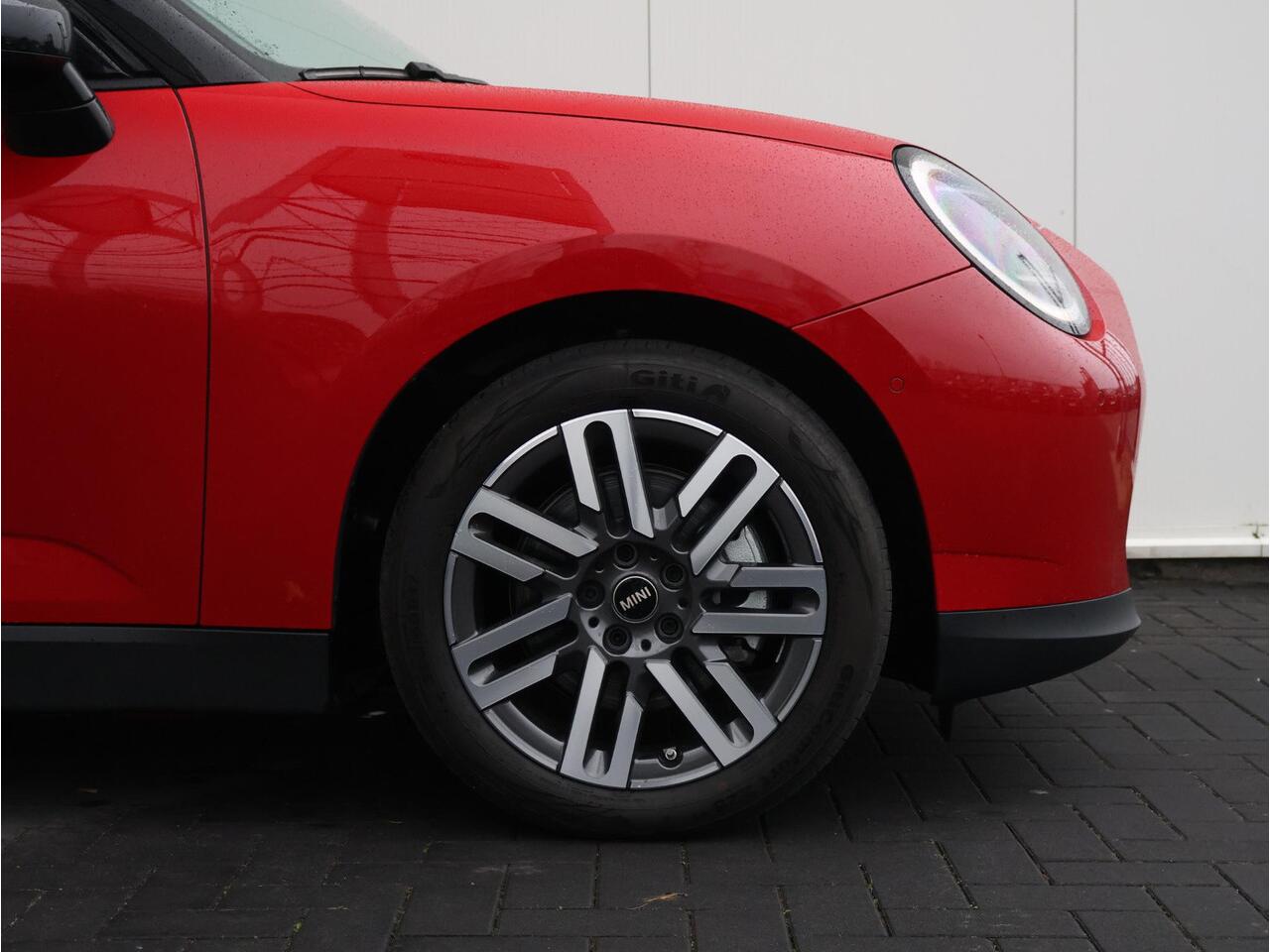 Mini COOPER Mini E Classic S 40.7 kWh Comfort Access/ Head-Up/ Driving Assistant/ 17 inch Parallel Spoke 2-tone/ Stoelverwarming