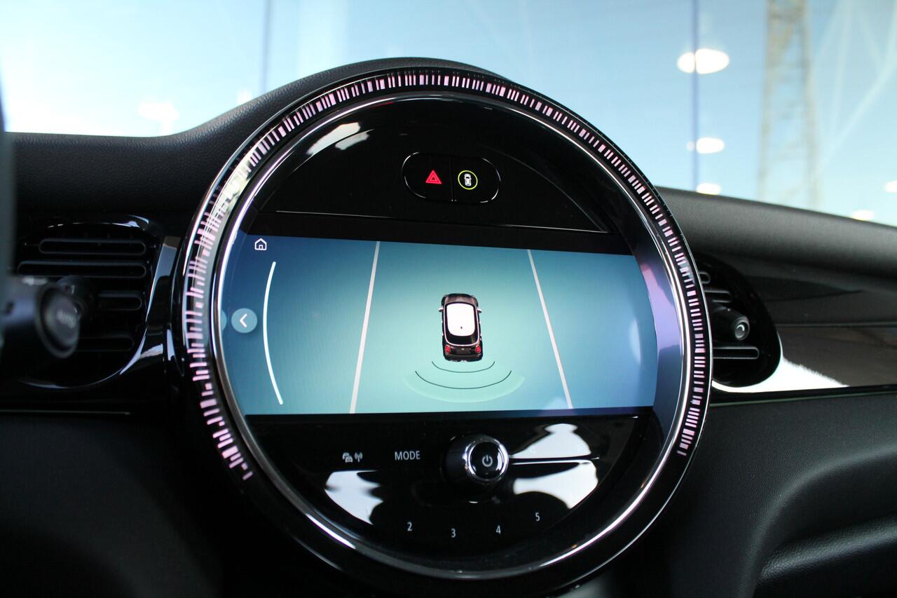 Mini COOPER Hatchback Classic Automaat / Sportstoelen / Cruise Control / LED / PDC achter / Navigatie / Airconditioning / Multifunctioneel stuurwiel