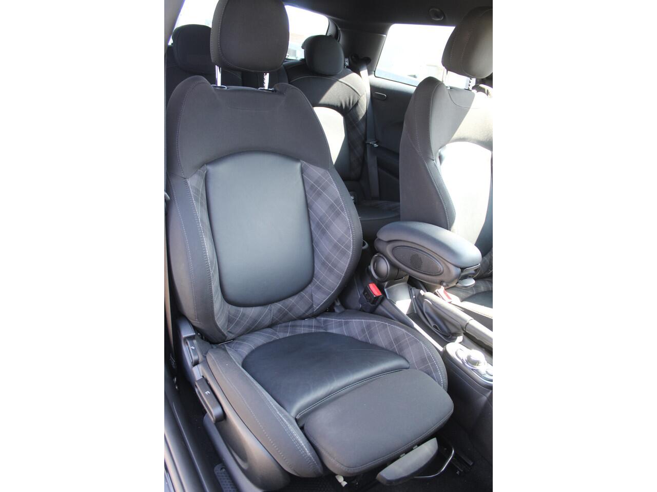 Mini COOPER Mini 1.5 JCW pakket/AUTOMAAT/Navigatie/Achteruitrijcamera/Parkeersensoren/Bluetooth/Keyless/Cruise control/Climate control/Apple carplay/17'' Lichtmetalen velgen/LED koplampen/Multifunctioneel stuurwiel/Spraakbediening/Elektrisch inklapbare spiegels/Ele