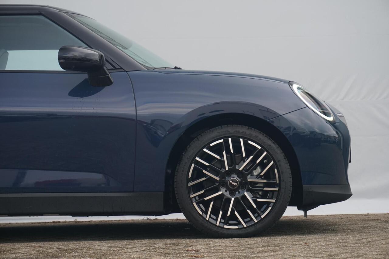 Mini COOPER 3-deurs E Favoured Trim | Pakket M | Glazen panoramadak | Comfort Access | Harman Kardon | Head-Up Display | Stuurwielrand verwarmd