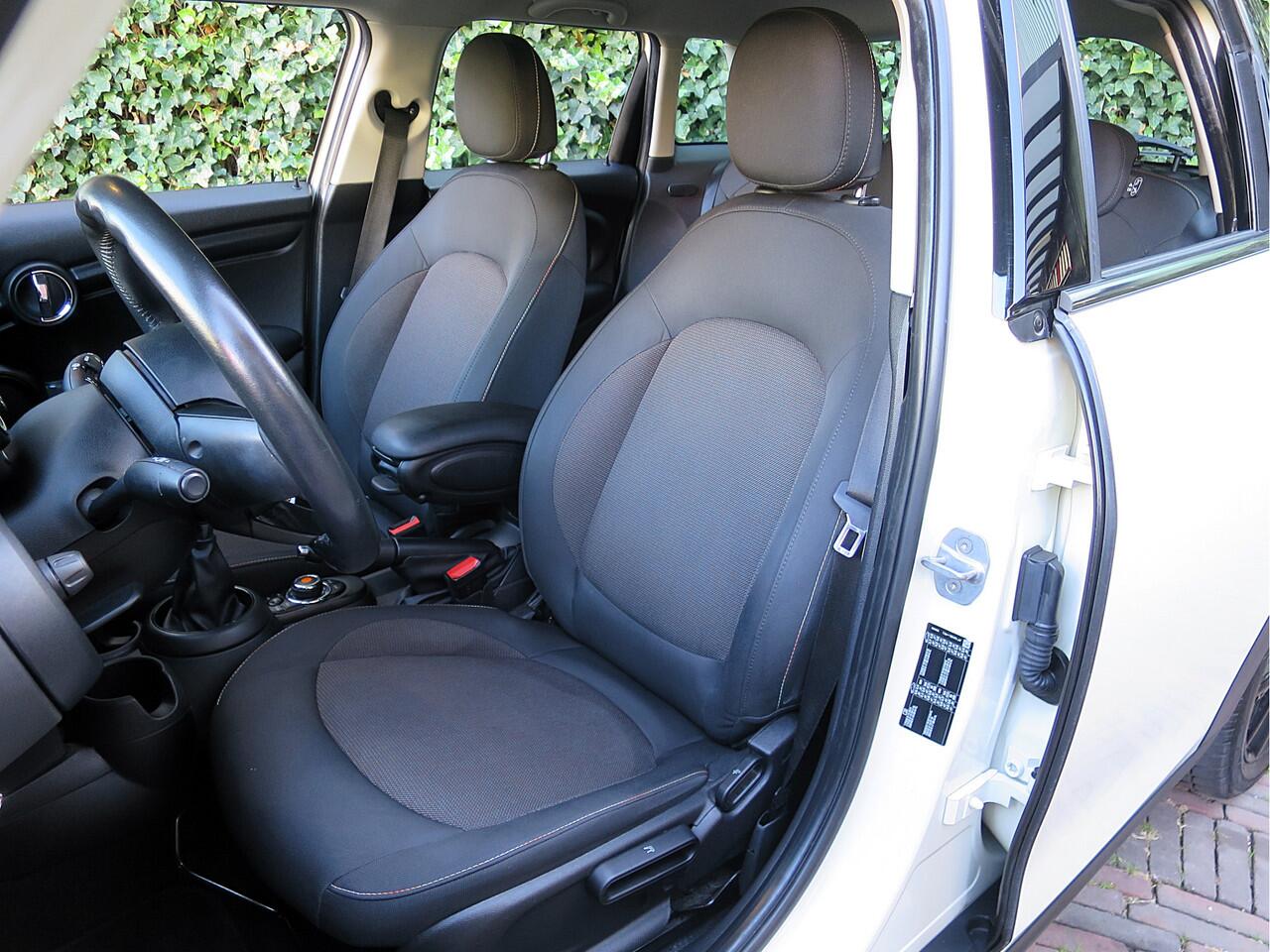 Mini COOPER 1.5 One Business Ed. F55 5-drs met Airco, Cruise, Apple CarPlay en 16"