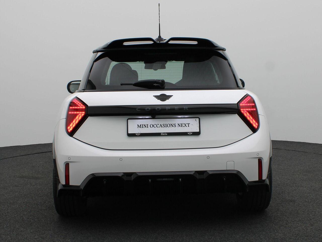 Mini COOPER 3-Deurs John Cooper Works + Pakket M + Driving Assistant + Glazen panoramadak + Parking Assistant + 17''