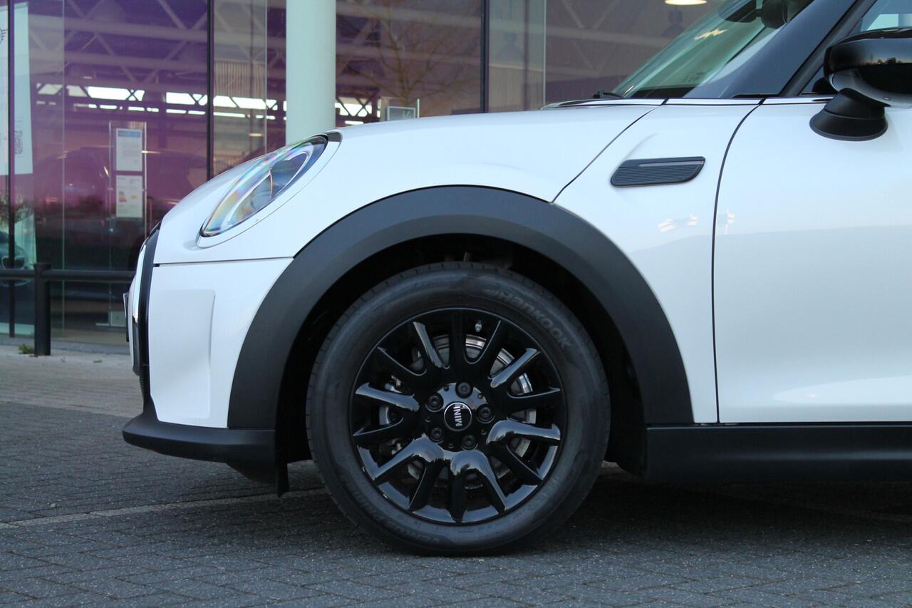 Mini COOPER Hatchback Classic Automaat / Sportstoelen / Cruise Control / LED / PDC achter / Navigatie / Airconditioning / Multifunctioneel stuurwiel
