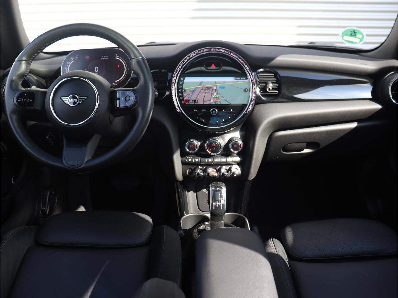 Mini COOPER 3-deurs | Classic + Comfort Plus Pakket + Panodak + Trekhaak (Fietsendrager) + Sportstoelen + Apple Carplay + Comfort Acces + Verwarmbare Voorstoelen + 17'' LMV