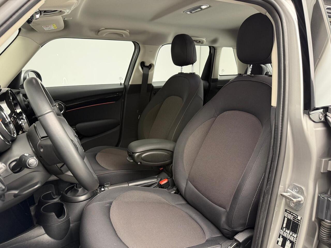 Mini COOPER 5-deurs / Automaat / Climate / Cruise / PDC / LED / DAB / Navigatie / Alu wielen