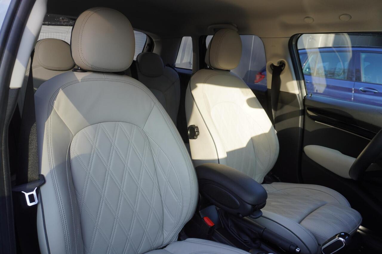 Mini COOPER 5-deurs C Classic Uitvoering | Leer Chester Satellite Grey | 16" LM Victory Spoke zwart | Park Distance Control achter (PDC) | LED-koplampen