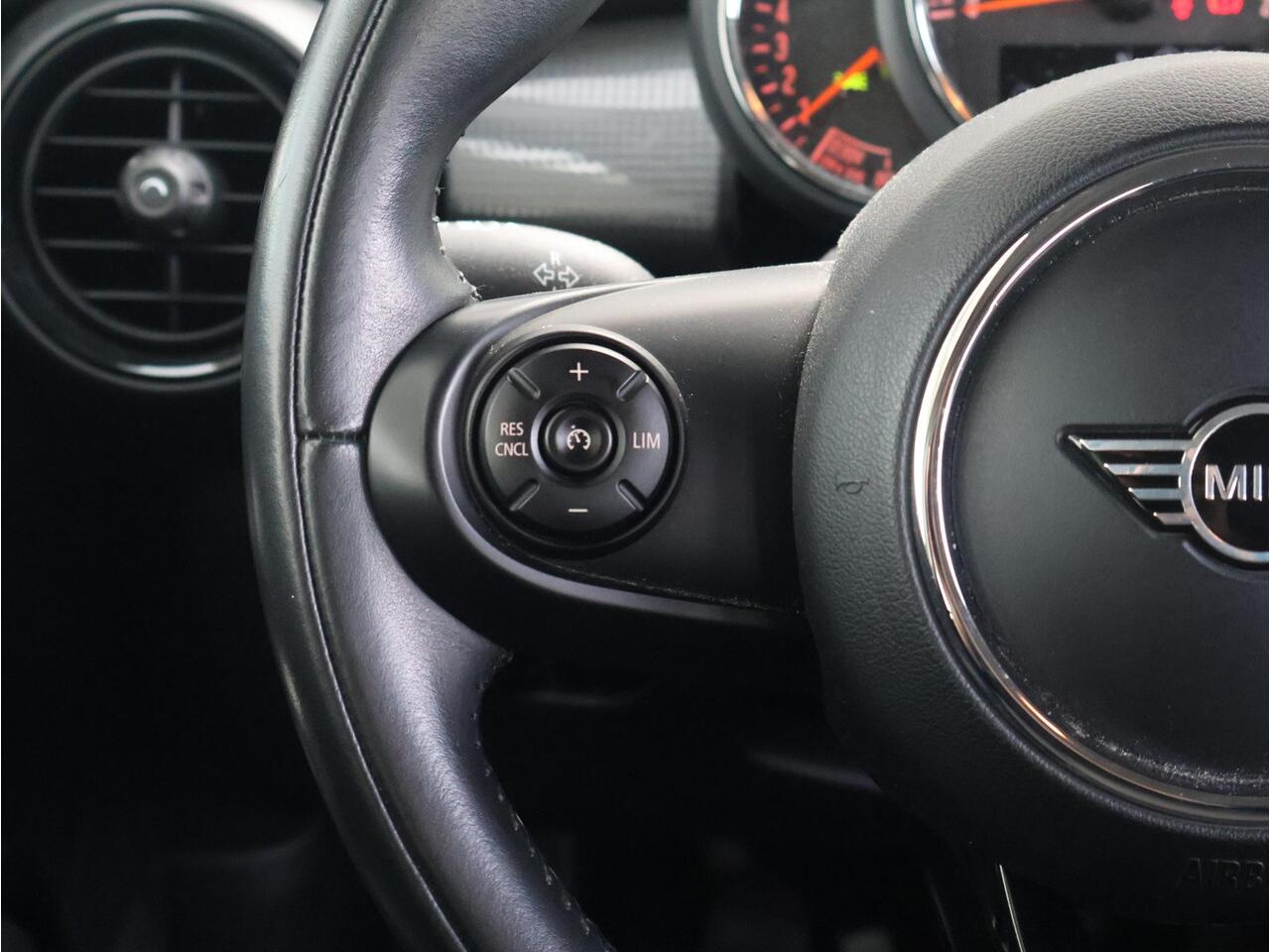 Mini COOPER 1.5 Multifunctioneel stuurwiel/ Cruise Control/ Navigatie