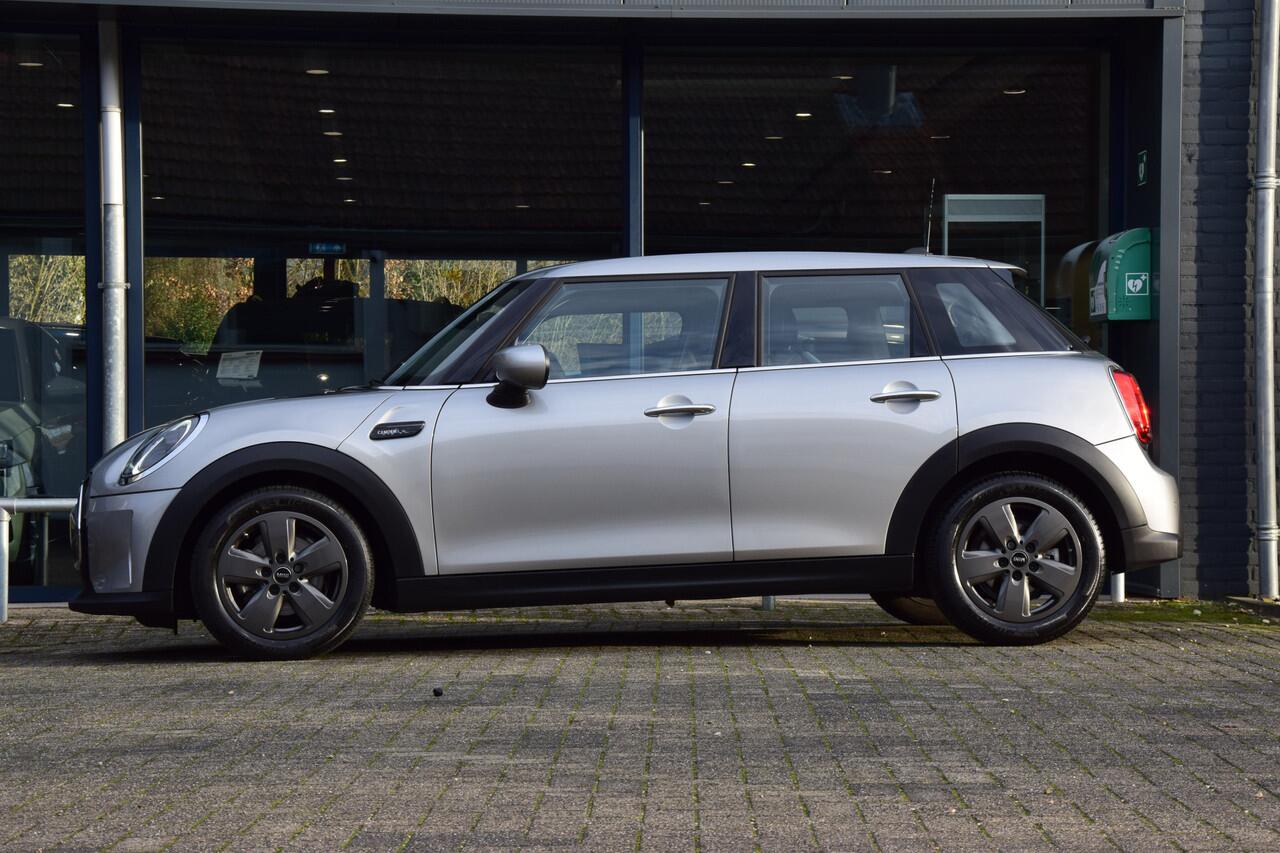 Mini COOPER Mini 1.5 136PK Camden Edition Automaat | BOVAG Garantie | Org. NL | Automatische Airco | Parkeer sensoren | All-season banden | Apple Carplay/Android Auto | LED koplampen |