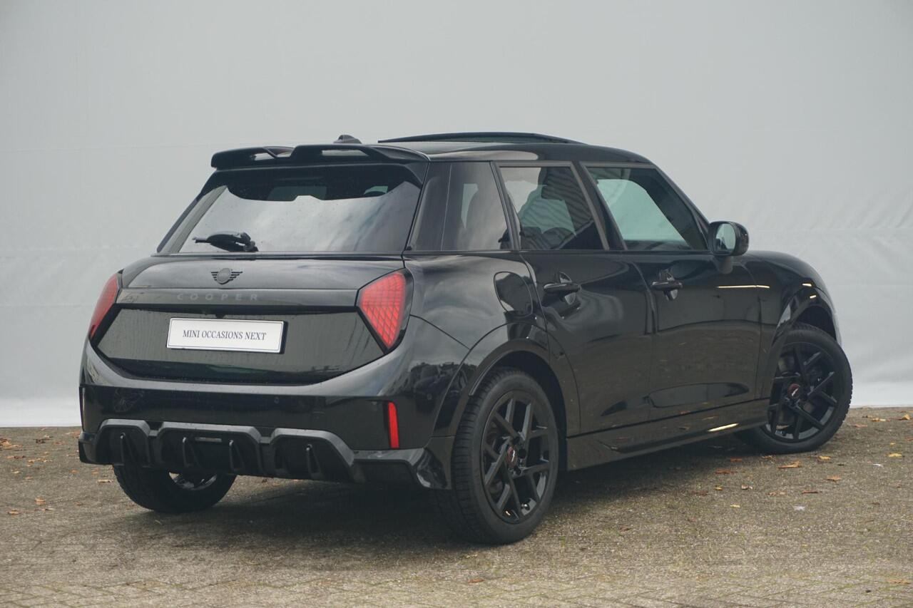 Mini COOPER 5-deurs | John Cooper Works Trim | Pakket M | Panoramadak | Head-Up Display | Driving Assistant | Comfort Access