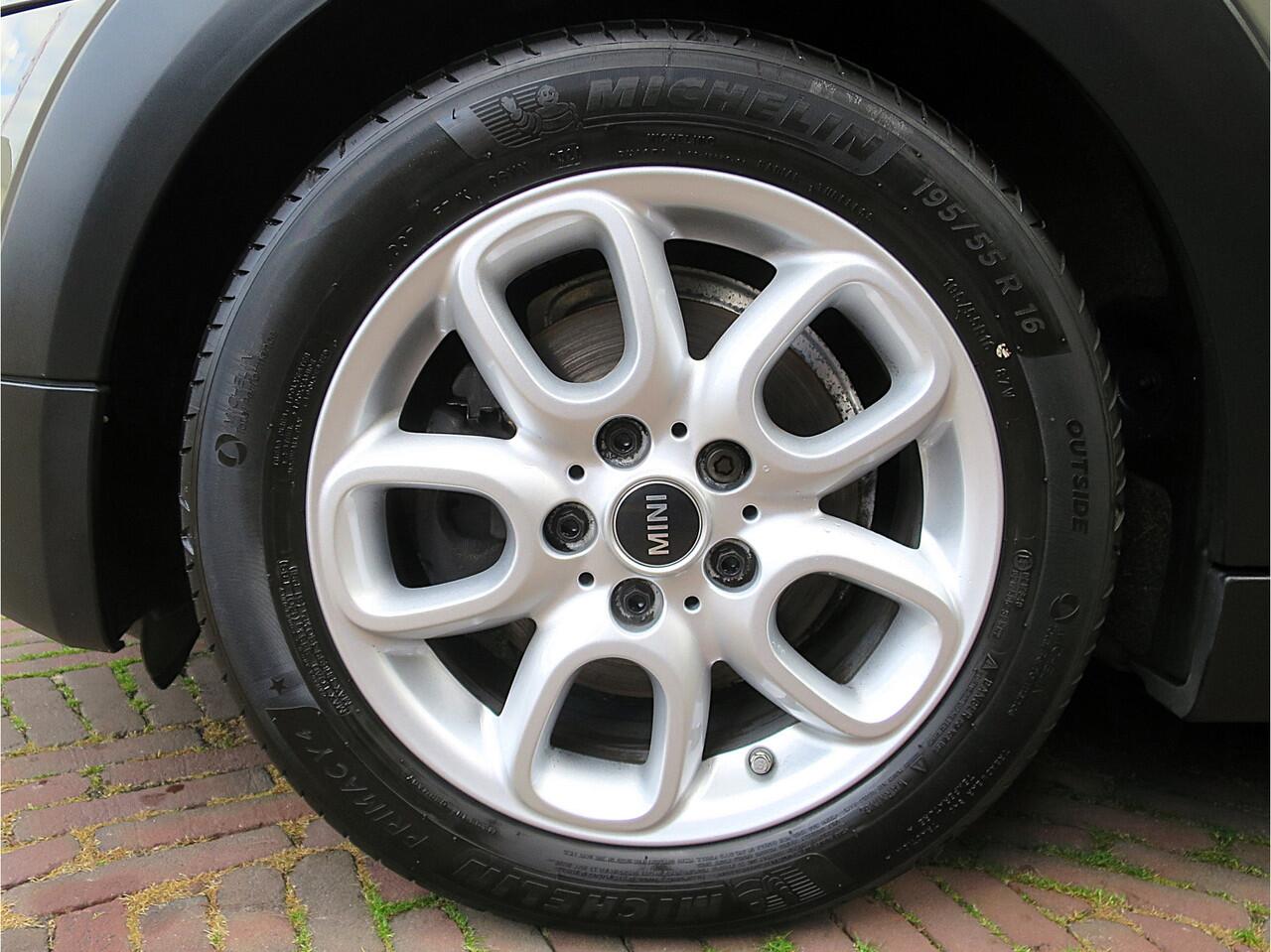 Mini COOPER 1.5 Pepper F56 LCI met Navi, LED, Clima en 16"