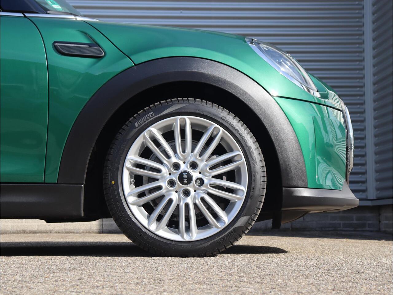 Mini COOPER 3-deurs | Classic + Comfort Plus Pakket + Panodak + Trekhaak (Fietsendrager) + Sportstoelen + Apple Carplay + Comfort Acces + Verwarmbare Voorstoelen + 17'' LMV