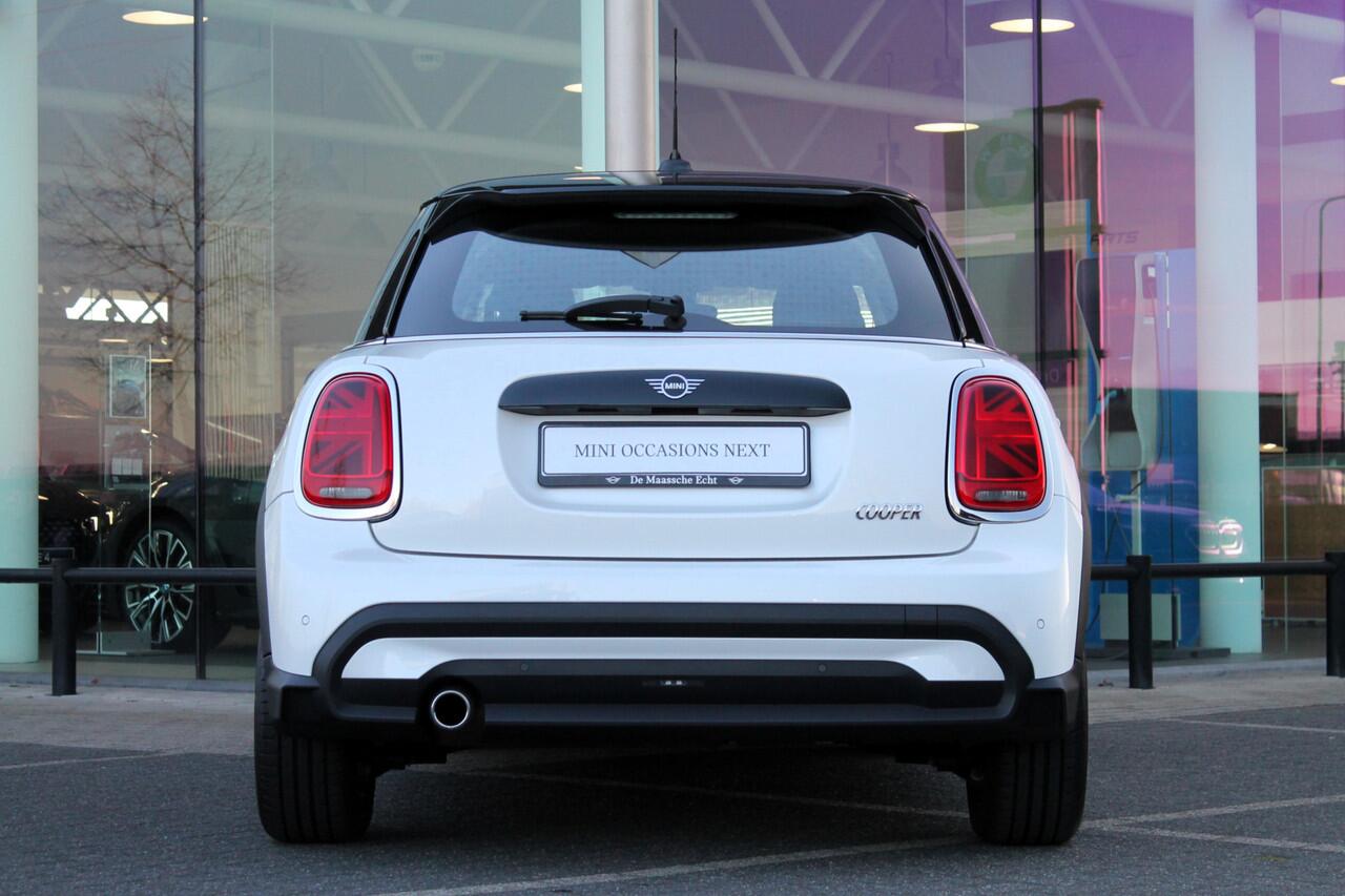 Mini COOPER Hatchback Classic Automaat / Sportstoelen / Cruise Control / LED / PDC achter / Navigatie / Airconditioning / Multifunctioneel stuurwiel