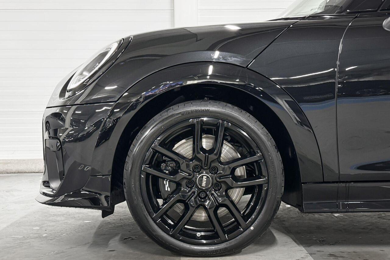 Mini COOPER C | John Cooper Works Uitvoering | Pakket M | 18" John Cooper Works Lap Spoke Jet Black | Selections