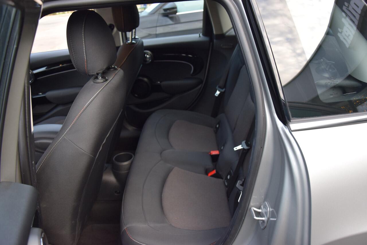 Mini COOPER Mini 1.5 136PK Camden Edition Automaat | BOVAG Garantie | Org. NL | Automatische Airco | Parkeer sensoren | All-season banden | Apple Carplay/Android Auto | LED koplampen |