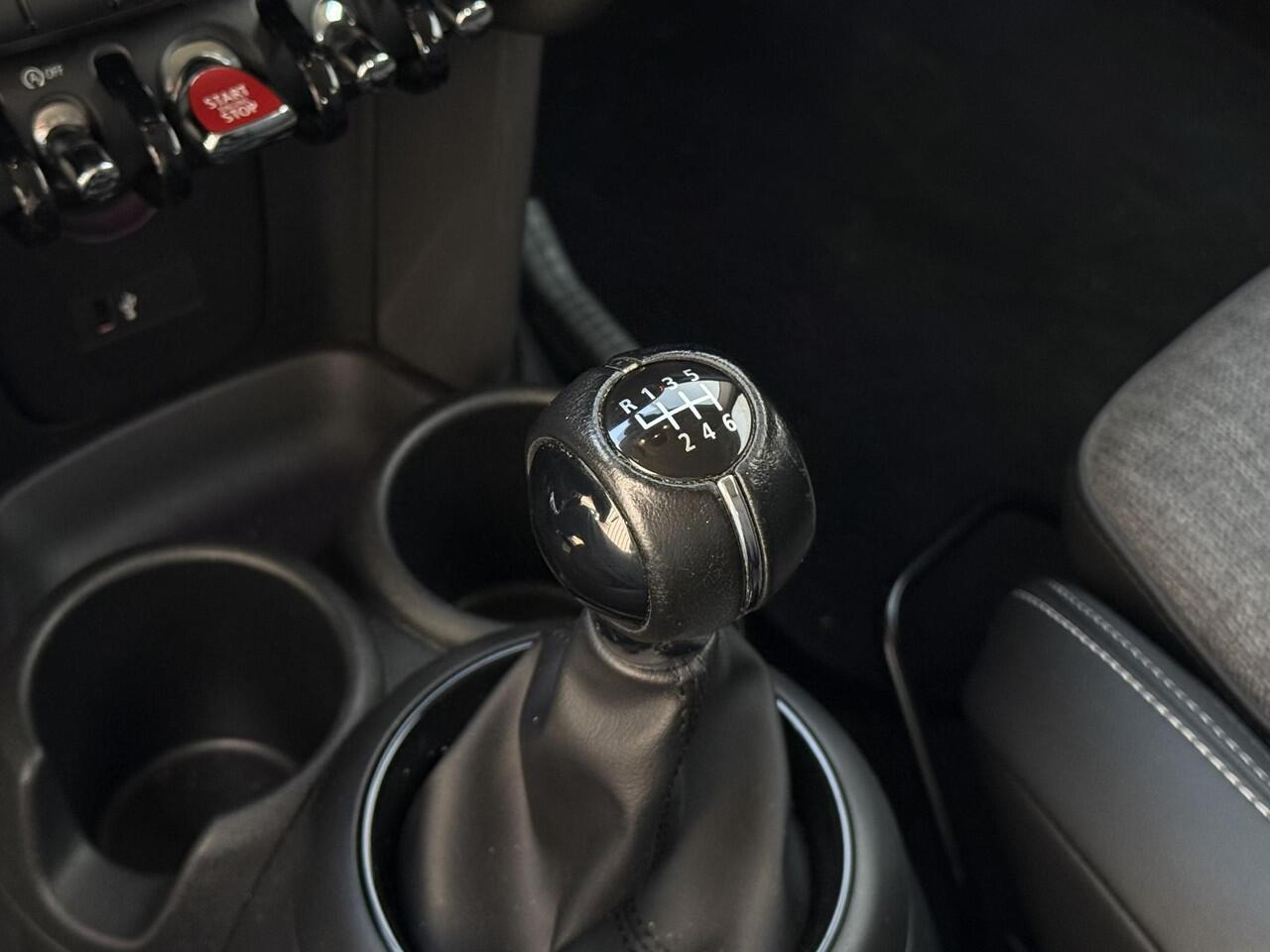 Mini COOPER Hatchback 5 deurs / Navigatie / Sportstoelen / Climate Control / LED / Cruise Control / 17 Inch / Chrome Line