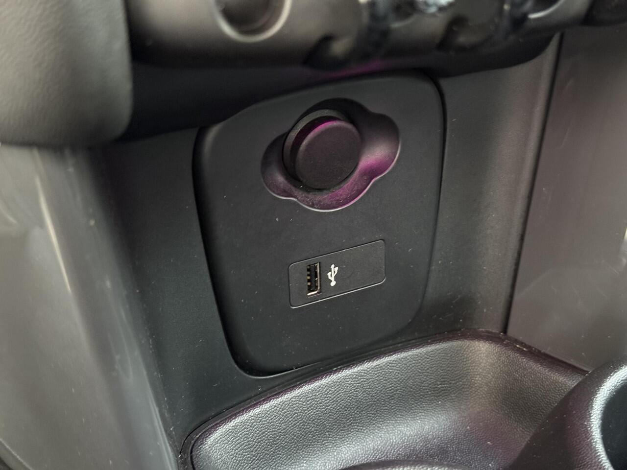 Mini COOPER Hatchback 5 deurs / Navigatie / Sportstoelen / Climate Control / LED / Cruise Control / 17 Inch / Chrome Line