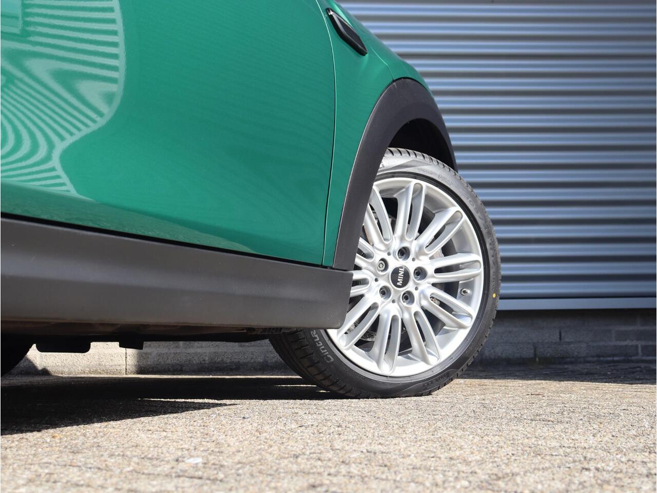 Mini COOPER 3-deurs | Classic + Comfort Plus Pakket + Panodak + Trekhaak (Fietsendrager) + Sportstoelen + Apple Carplay + Comfort Acces + Verwarmbare Voorstoelen + 17'' LMV